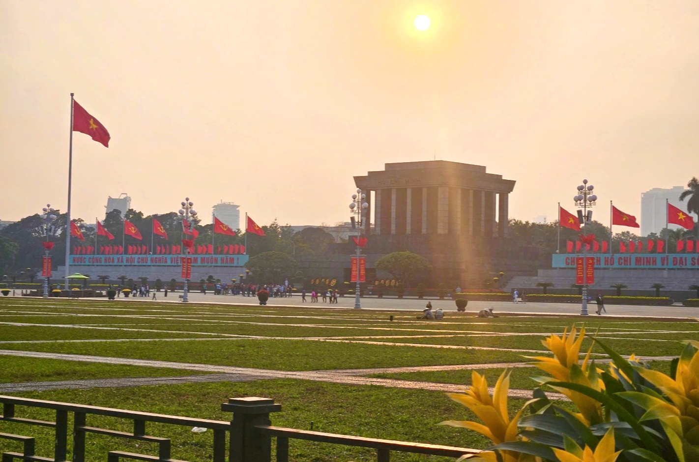 Thủ đ&ocirc; rợp b&oacute;ng cờ ch&agrave;o mừng Đại hội Đảng- Ảnh 1.