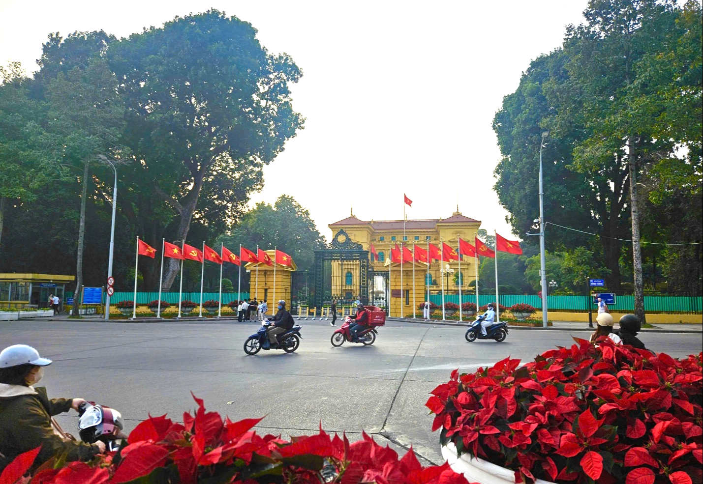 Thủ đ&ocirc; rợp b&oacute;ng cờ ch&agrave;o mừng Đại hội Đảng- Ảnh 2.