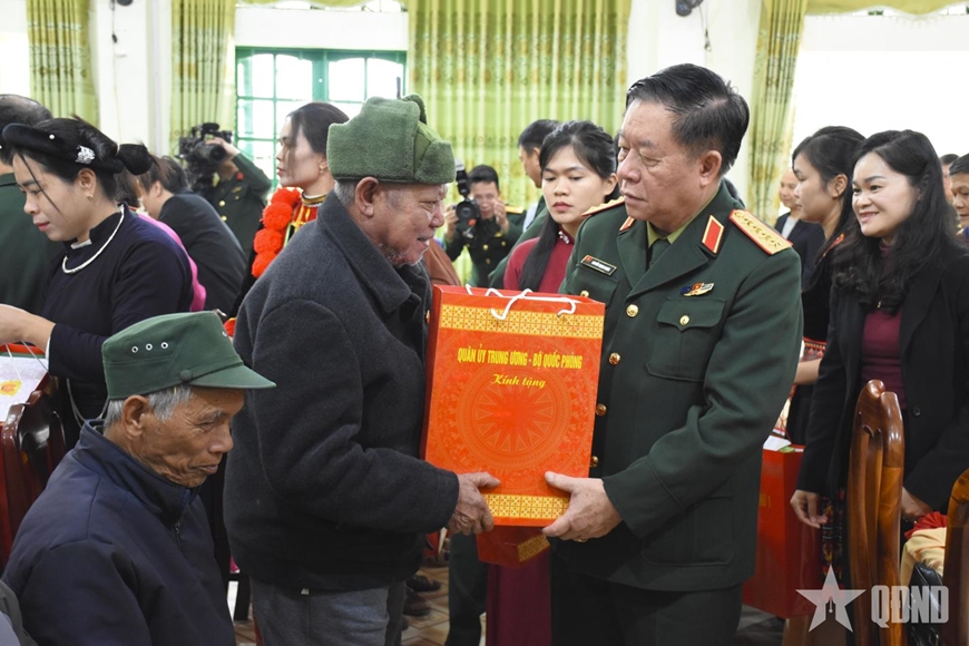 Xây dựng Đảng bộ Quân đội mẫu mực, tiêu biểu, ngang tầm nhiệm vụ- Ảnh 1. Xây dựng Đảng bộ Quân đội mẫu mực, tiêu biểu, ngang tầm nhiệm vụ- Ảnh 1.