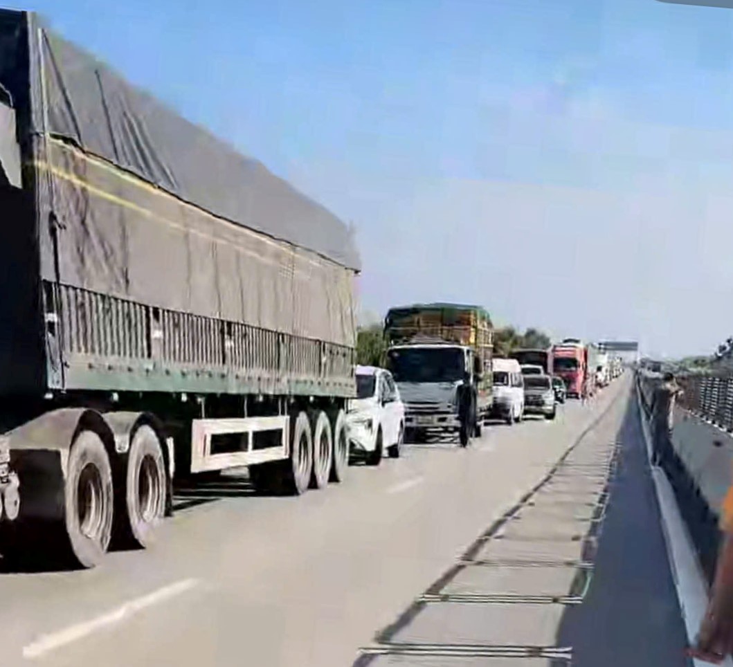 Ch&aacute;y xe tải tr&ecirc;n cao tốc Cam L&acirc;m - Vĩnh Hảo, giao th&ocirc;ng &ugrave;n ứ- Ảnh 2.