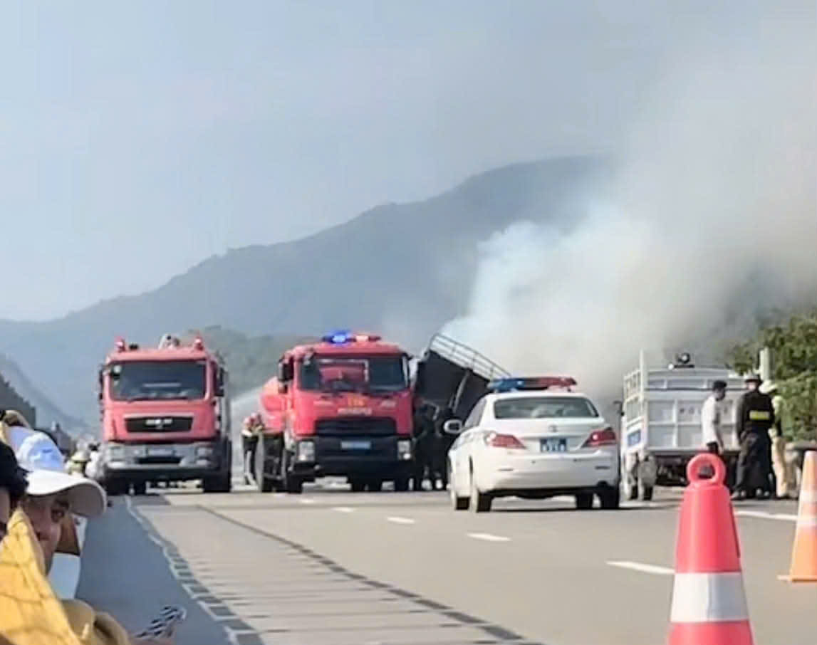 Ch&aacute;y xe tải tr&ecirc;n cao tốc Cam L&acirc;m - Vĩnh Hảo, giao th&ocirc;ng &ugrave;n ứ- Ảnh 1.