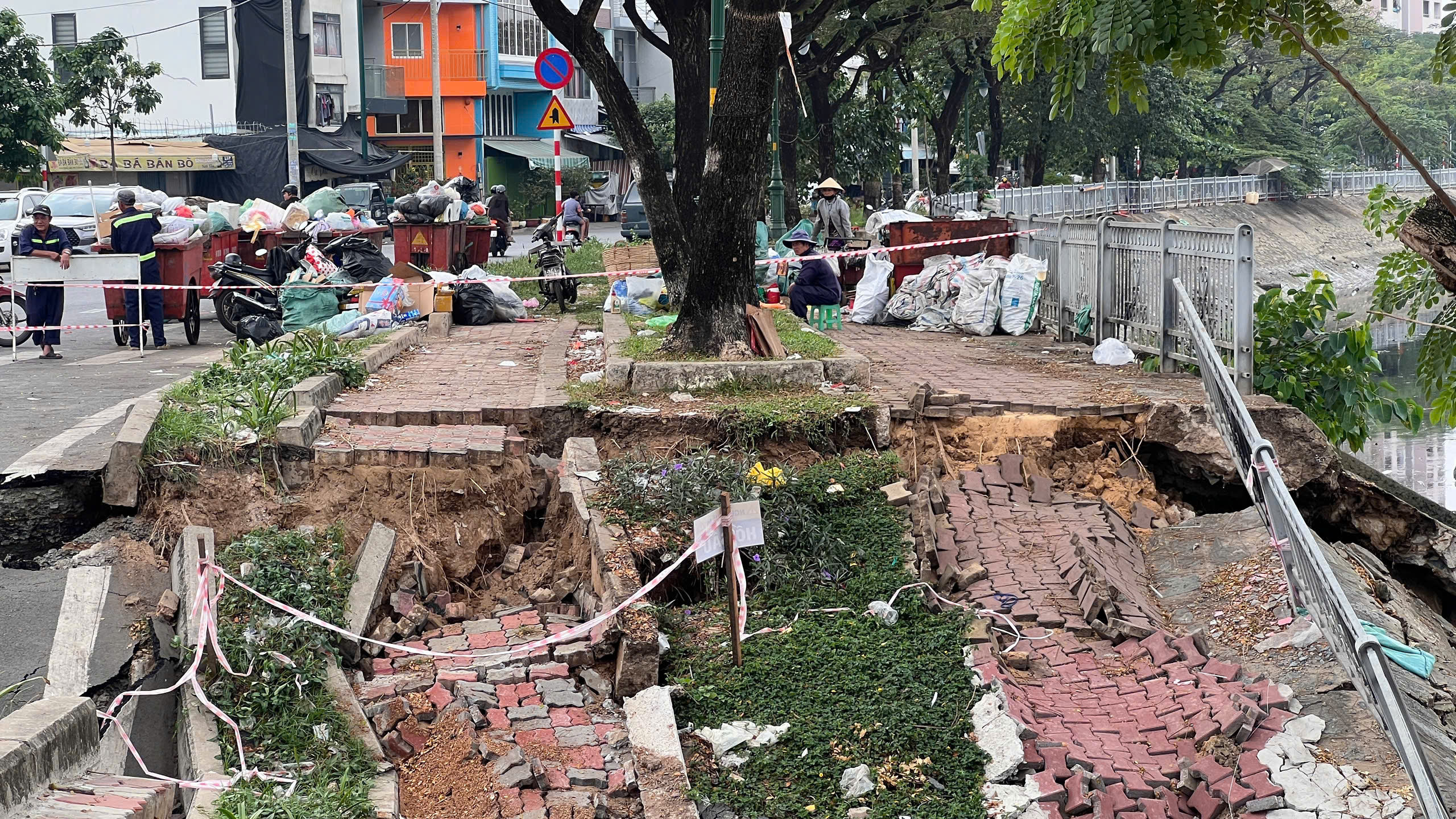 TP.HCM: Sạt lở bờ k&ecirc;nh l&agrave;m sụt l&uacute;n hơn 50m đường Ba Đ&igrave;nh- Ảnh 3.