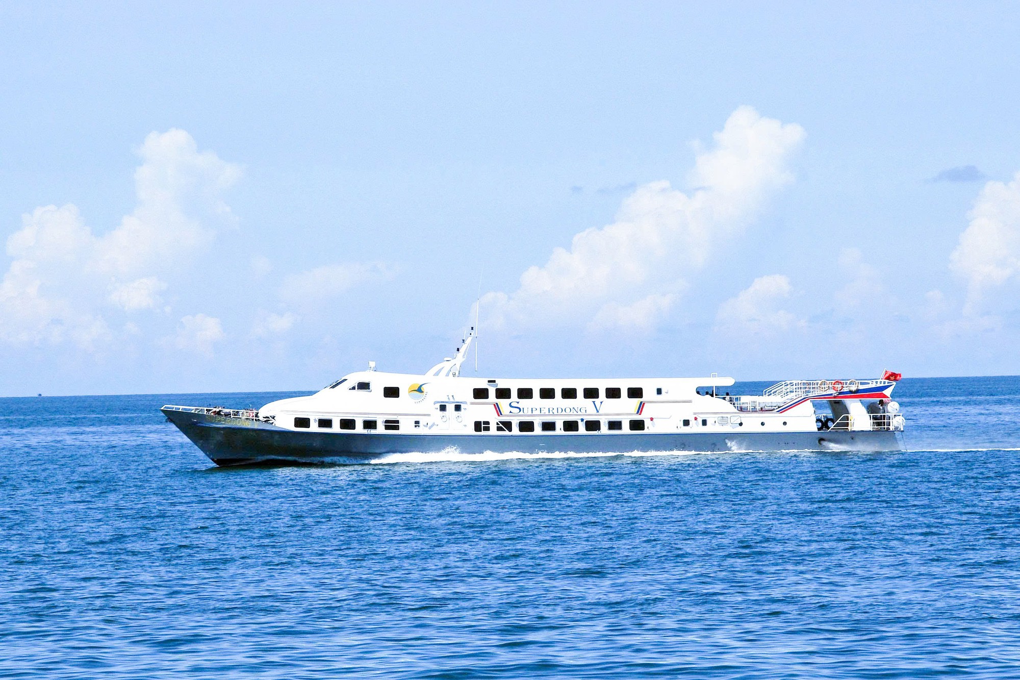 Mỗi tuần c&oacute; 6 chuyến t&agrave;u cao tốc đi - về nối đảo Ph&uacute; Quốc với đảo Thổ Ch&acirc;u ở An Giang- Ảnh 1.