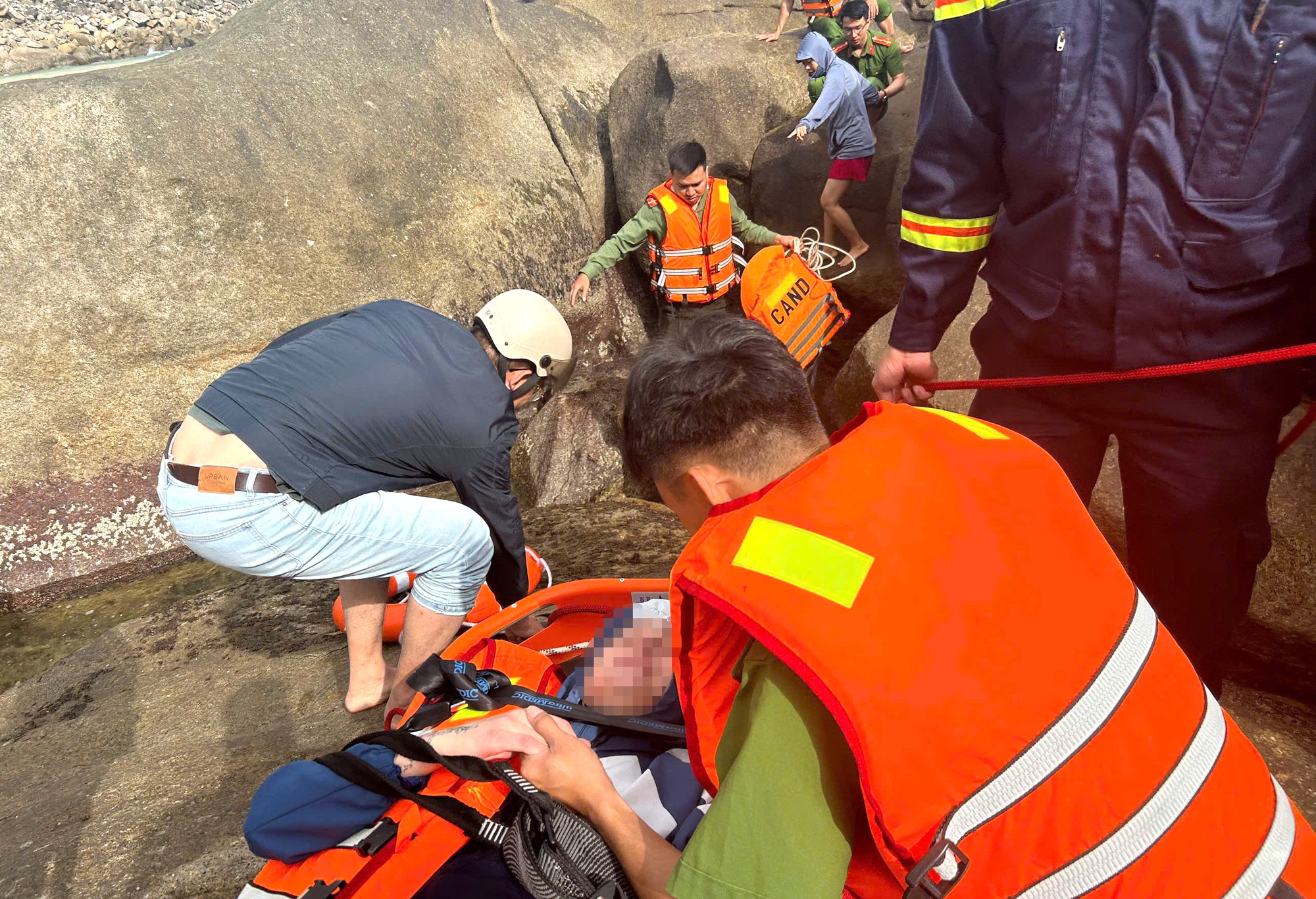 Đắk Lắk: Kịp thời cứu hai du kh&aacute;ch nước ngo&agrave;i bị s&oacute;ng cuốn khi tắm biển- Ảnh 1.