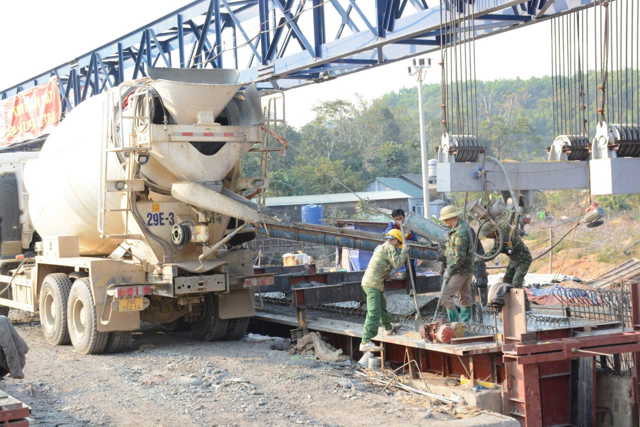 Tranh thủ m&ugrave;a kh&ocirc;, nh&agrave; thầu cao tốc Chợ Mới - Bắc Kạn tăng tốc c&aacute;c hạng mục kh&oacute;- Ảnh 3.