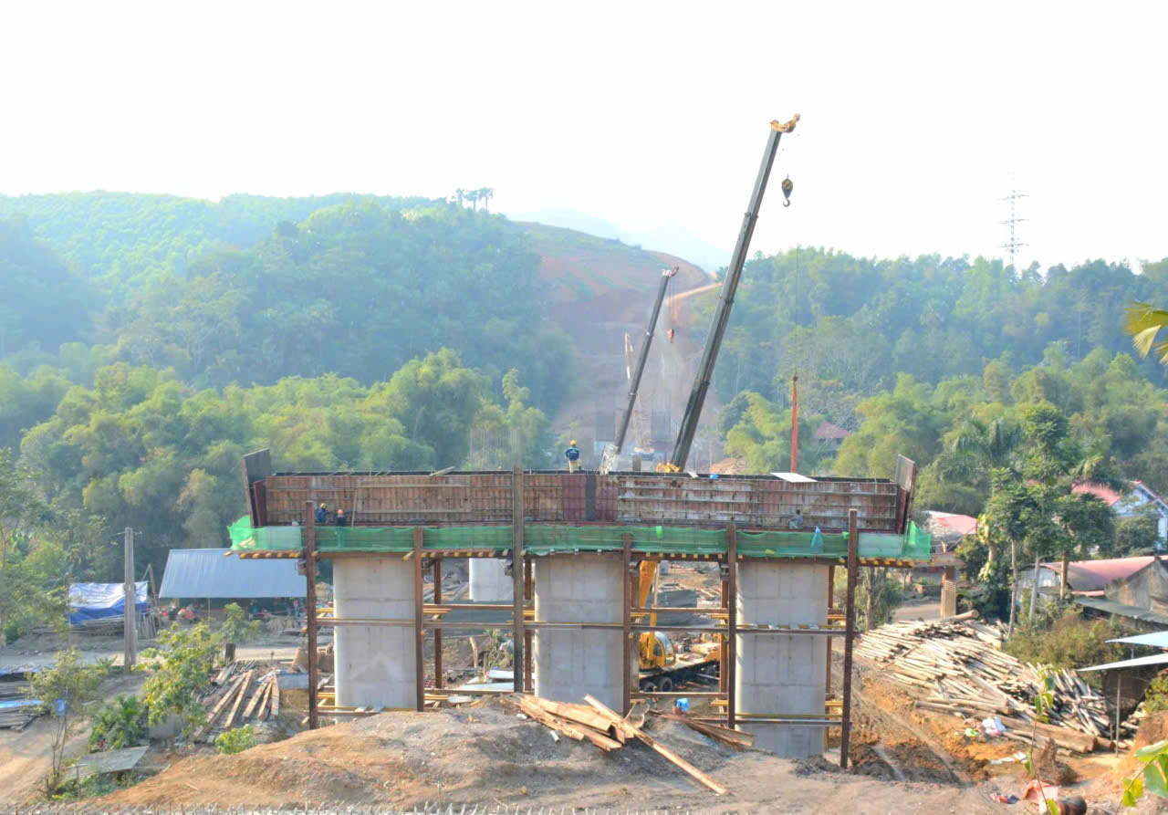 Tranh thủ m&ugrave;a kh&ocirc;, nh&agrave; thầu cao tốc Chợ Mới - Bắc Kạn tăng tốc c&aacute;c hạng mục kh&oacute;- Ảnh 1.