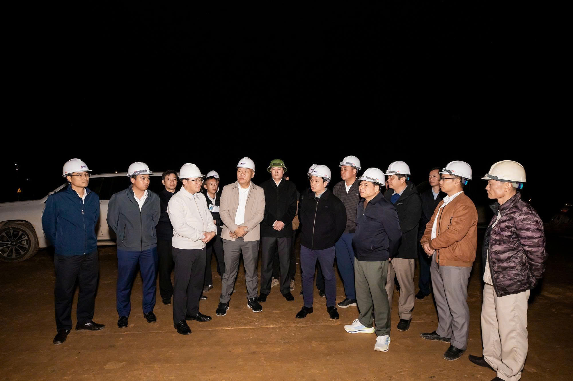 Vượt kh&oacute; l&agrave;m tuyến cao tốc của "&yacute; Đảng, l&ograve;ng D&acirc;n"- Ảnh 2.