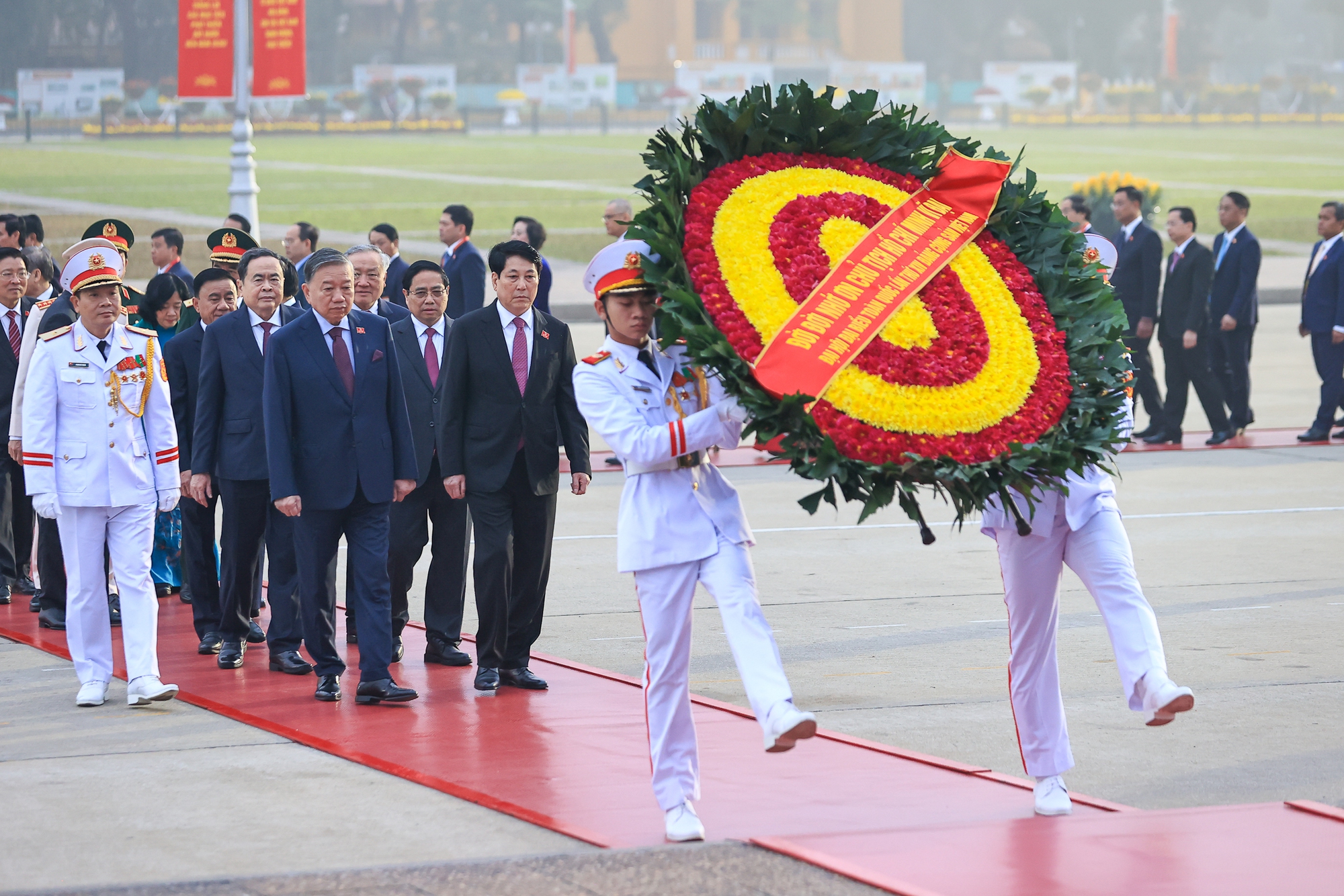 Đại biểu dự Đại hội Đảng lần thứ XIV v&agrave;o Lăng viếng Chủ tịch Hồ Ch&iacute; Minh- Ảnh 2.