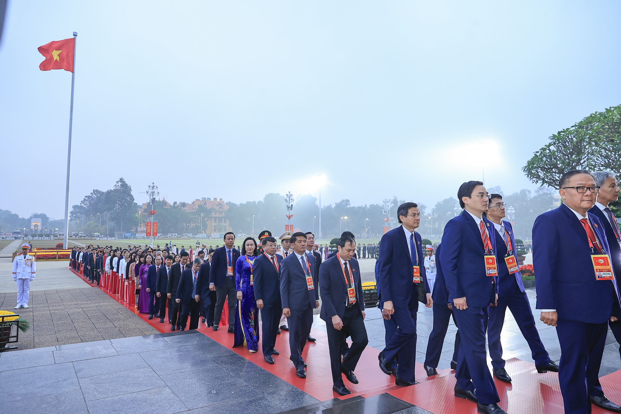 Đại biểu dự Đại hội Đảng lần thứ XIV v&agrave;o Lăng viếng Chủ tịch Hồ Ch&iacute; Minh- Ảnh 6.