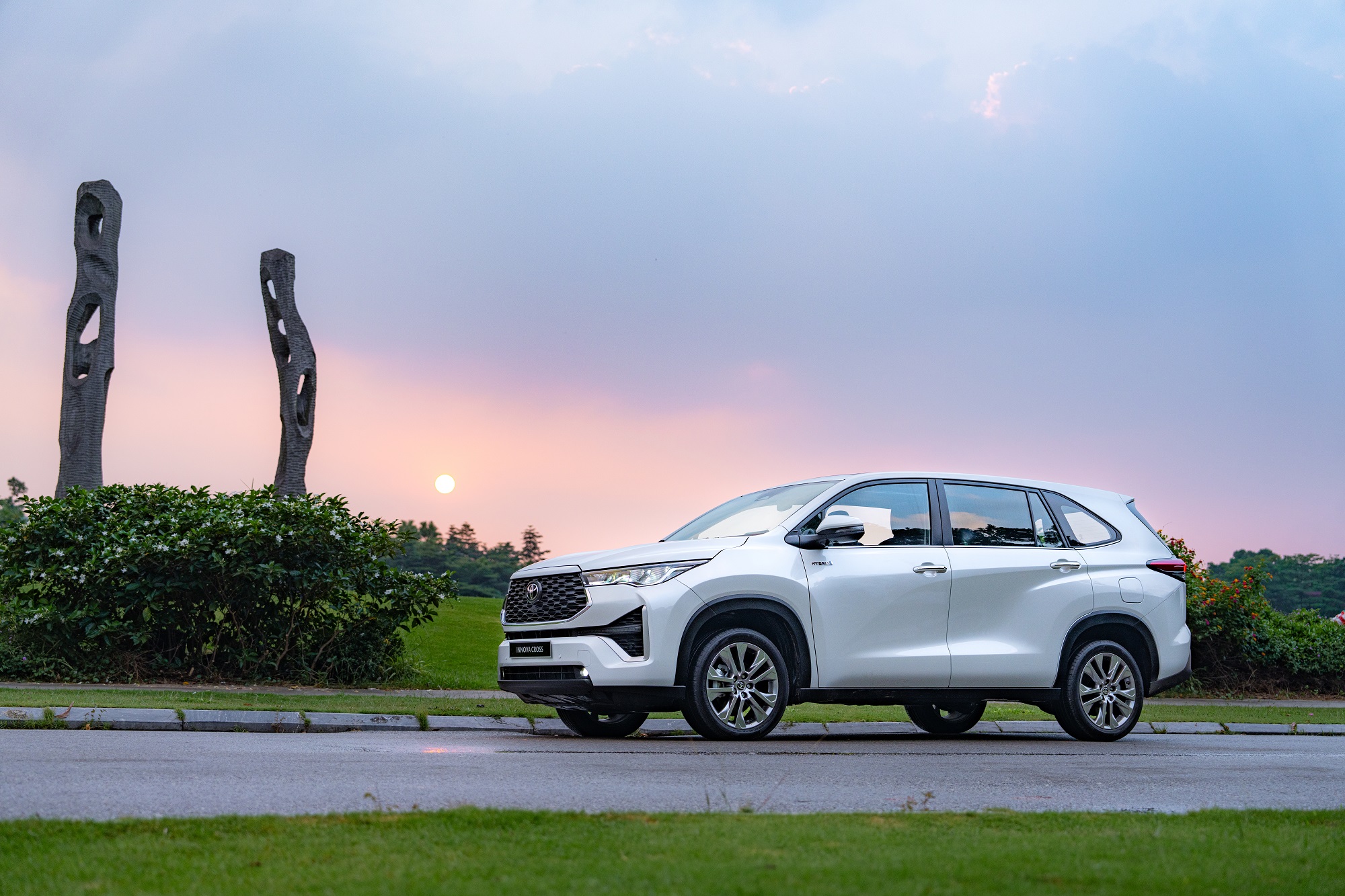 Toyota Innova Cross giảm giá sâu, chỉ còn từ 685 triệu đồng - Ảnh 1.