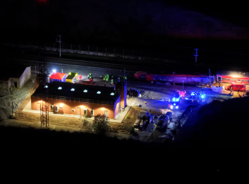 Vụ tai nạn tàu cao tốc ở Tây Ban Nha: Số người thiệt mạng đã lên tới 39- Ảnh 1. Vụ tai nạn tàu cao tốc ở Tây Ban Nha: Số người thiệt mạng đã lên tới 39- Ảnh 1.