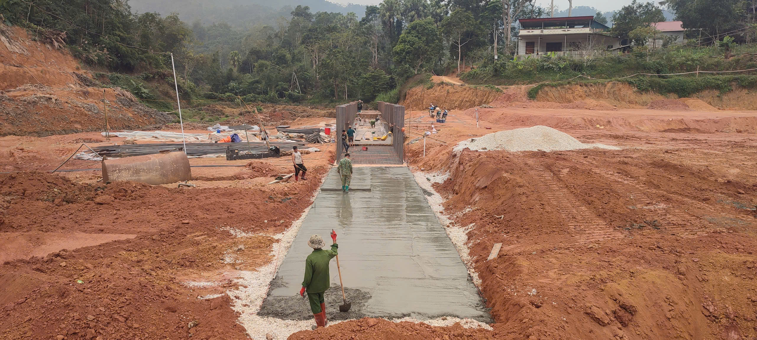 Nhộn nhịp c&ocirc;ng trường cao tốc hai đầu Bắc - Nam dịp tết Dương lịch- Ảnh 4.