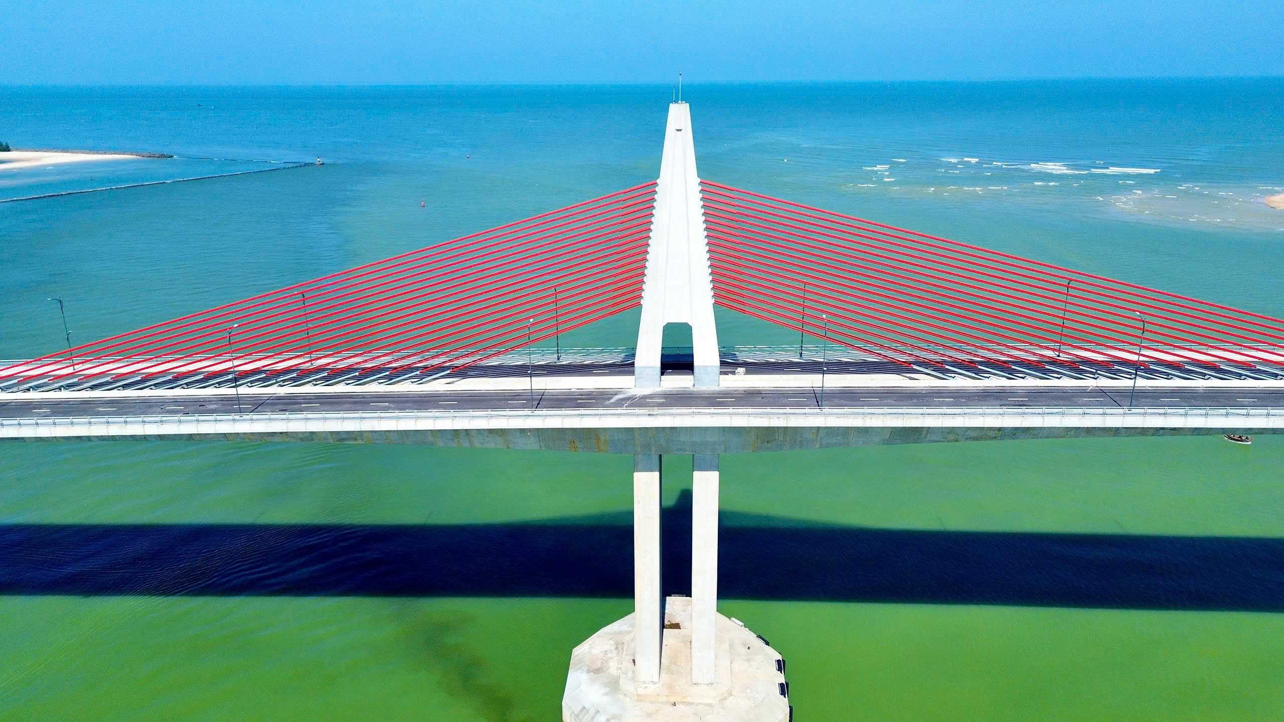 Ngắm cầu d&acirc;y văng vượt biển d&agrave;i nhất miền Trung- Ảnh 9.