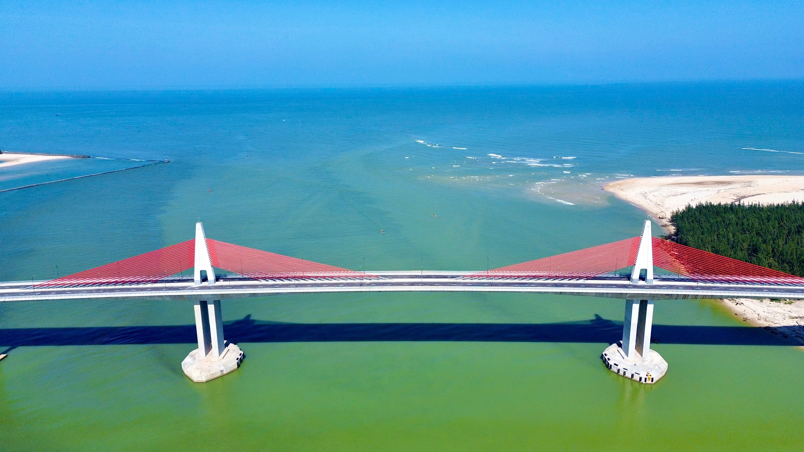 Ngắm cầu d&acirc;y văng vượt biển d&agrave;i nhất miền Trung- Ảnh 2.