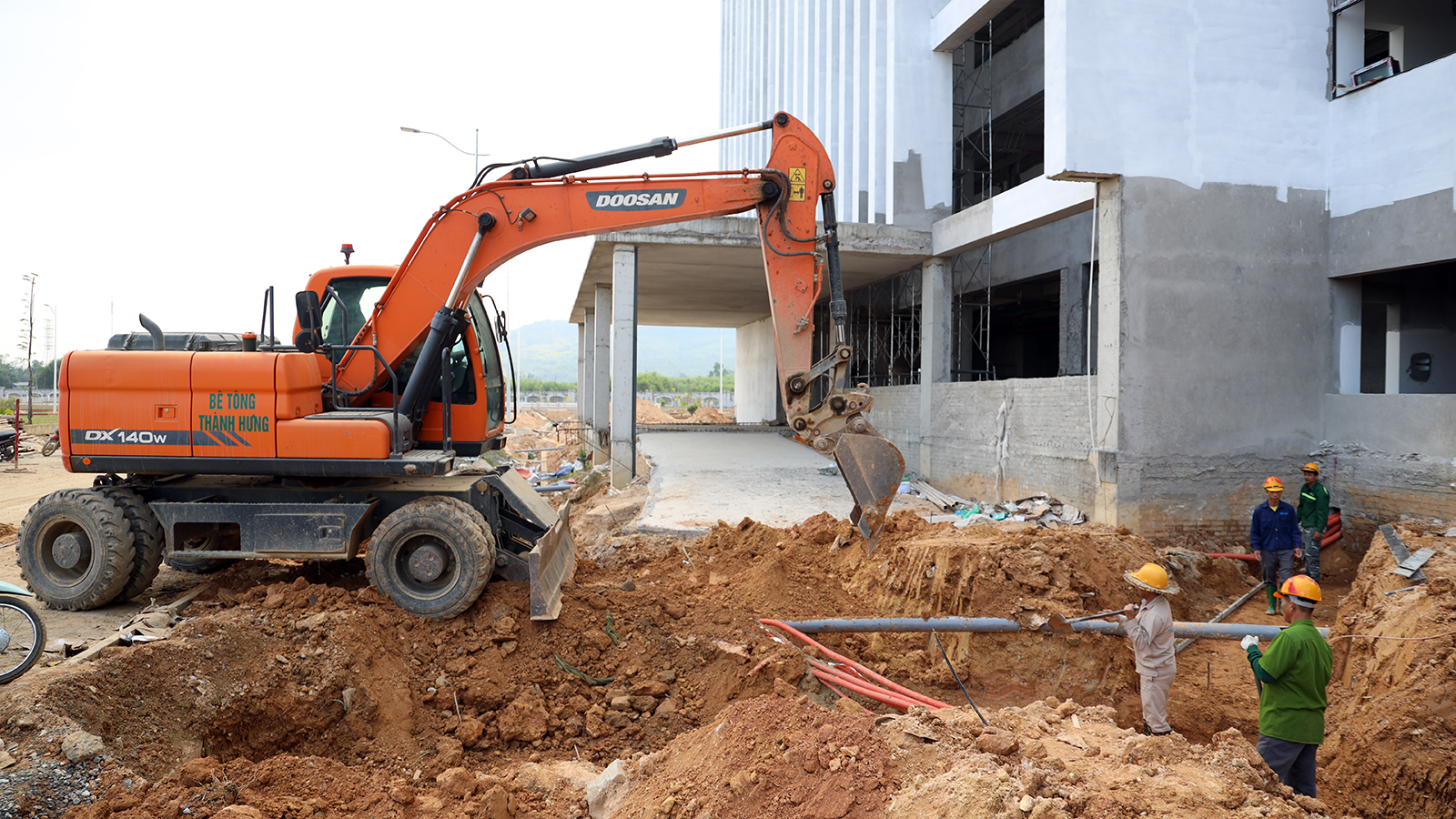 Thi c&ocirc;ng xuy&ecirc;n tết Dương lịch tr&ecirc;n c&aacute;c c&ocirc;ng tr&igrave;nh trọng điểm ở Tuy&ecirc;n Quang- Ảnh 7.