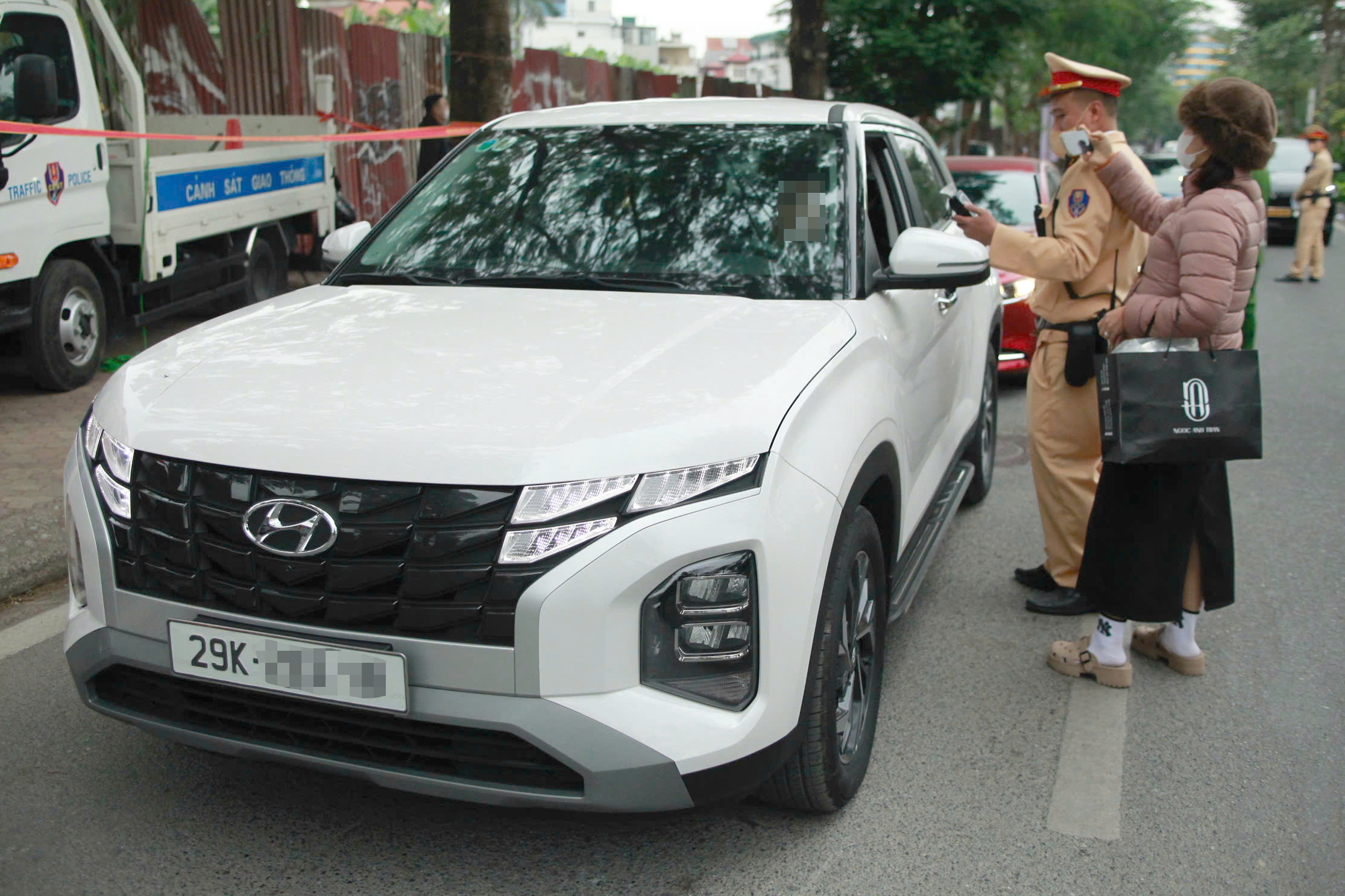 CSGT H&agrave; Nội l&agrave;m việc xuy&ecirc;n tết Dương lịch, ph&aacute;t hiện người đi xe đạp vi phạm nồng độ cồn- Ảnh 4.