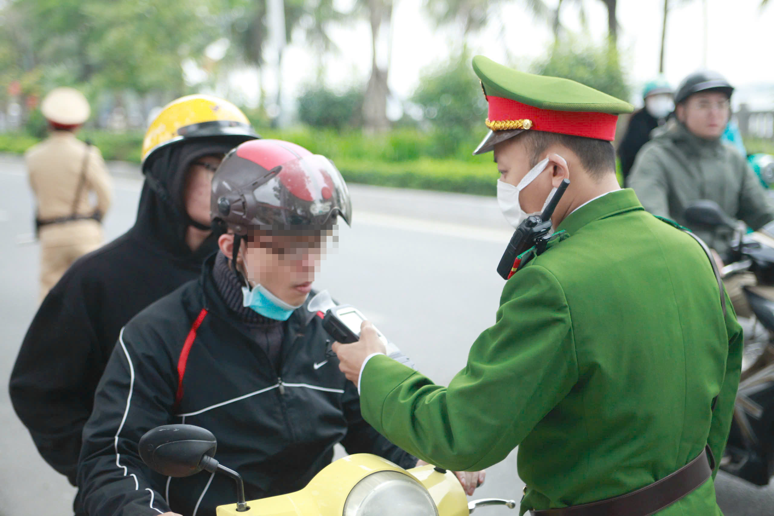 CSGT H&agrave; Nội l&agrave;m việc xuy&ecirc;n tết Dương lịch, ph&aacute;t hiện người đi xe đạp vi phạm nồng độ cồn- Ảnh 3.
