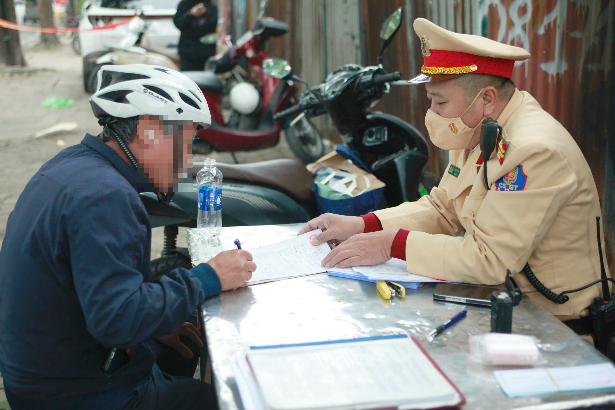 CSGT H&agrave; Nội l&agrave;m việc xuy&ecirc;n tết Dương lịch, ph&aacute;t hiện người đi xe đạp vi phạm nồng độ cồn- Ảnh 5.
