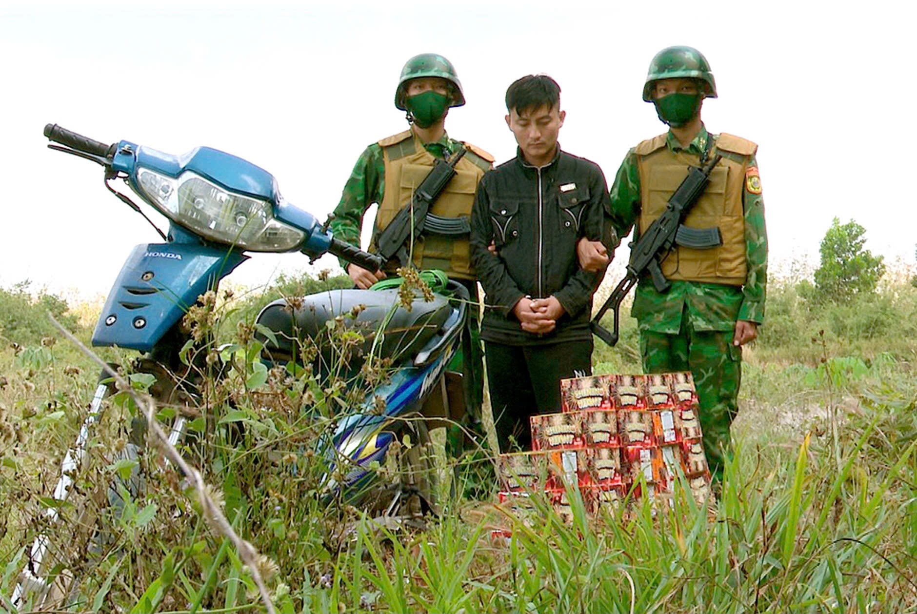 Ngăn chặn đường d&acirc;y vận chuyển gần 100kg ph&aacute;o hoa qua bi&ecirc;n giới T&acirc;y Ninh- Ảnh 1.