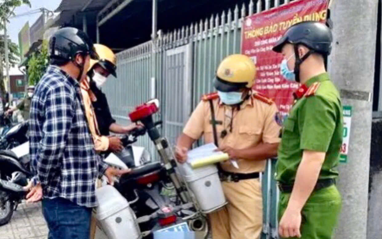 Tây Ninh: Hơn 1.100 trường hợp vi phạm nồng độ cồn bị xử lý sau một tháng cao điểm ATGT- Ảnh 1. Tây Ninh: Hơn 1.100 trường hợp vi phạm nồng độ cồn bị xử lý sau một tháng cao điểm ATGT- Ảnh 1.