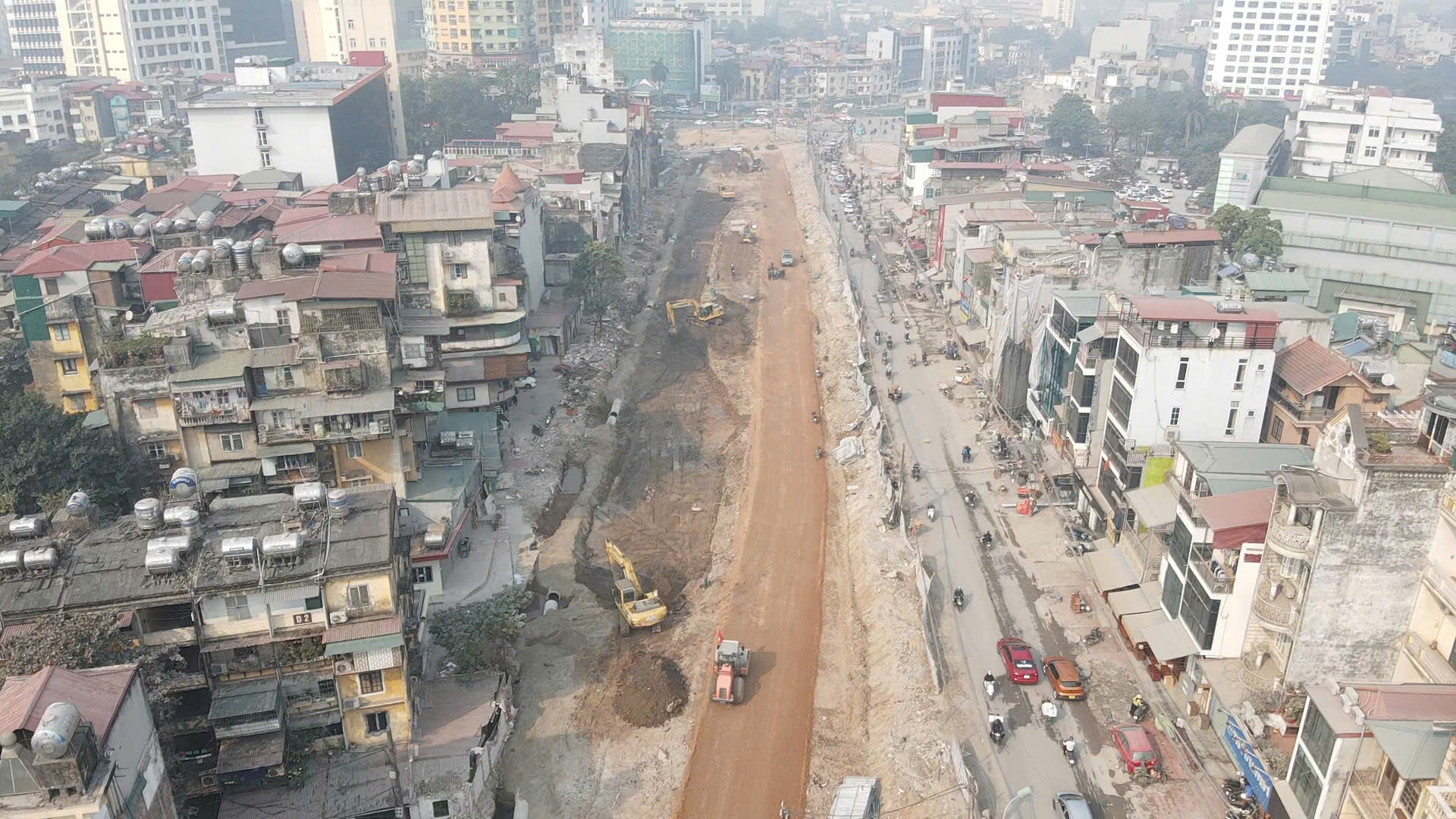 C&ocirc;ng trường dự &aacute;n Ho&agrave;ng Cầu - Voi Phục s&ocirc;i động sau khi th&ocirc;ng xe kỹ thuật- Ảnh 1.