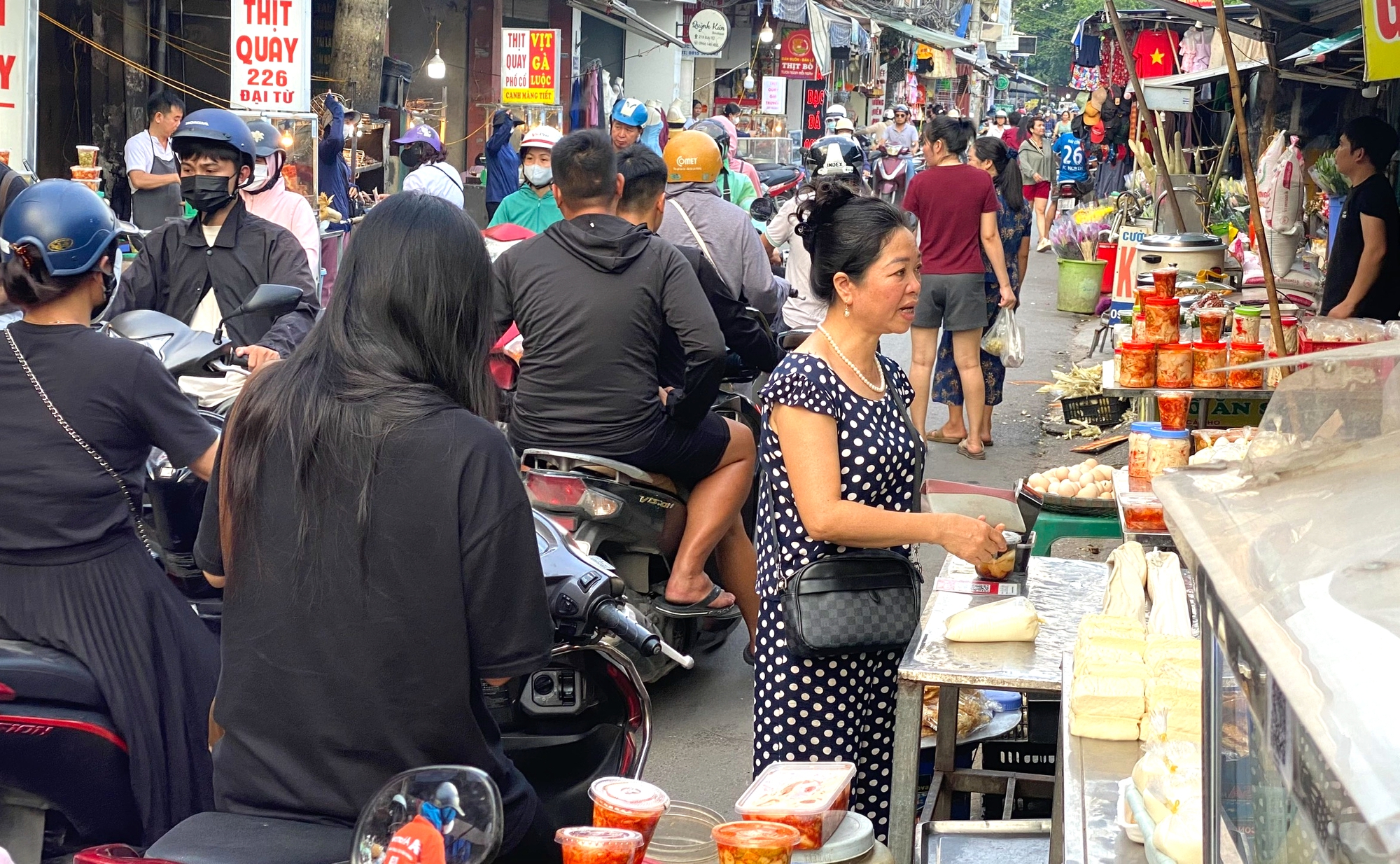 X&oacute;a "chợ c&oacute;c, chợ tạm", quyết liệt nhưng kh&ocirc;ng l&agrave;m gi&aacute;n đoạn sinh kế của d&acirc;n- Ảnh 1.