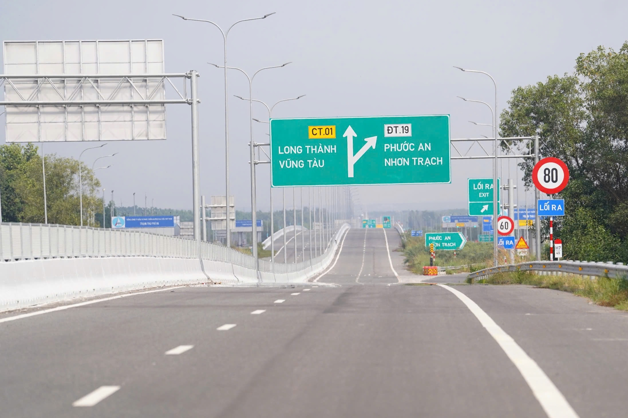 Cao tốc Bến Lức - Long Th&agrave;nh xong 55km trục ch&iacute;nh, chờ cầu v&agrave; n&uacute;t giao để th&ocirc;ng to&agrave;n tuyến- Ảnh 1.