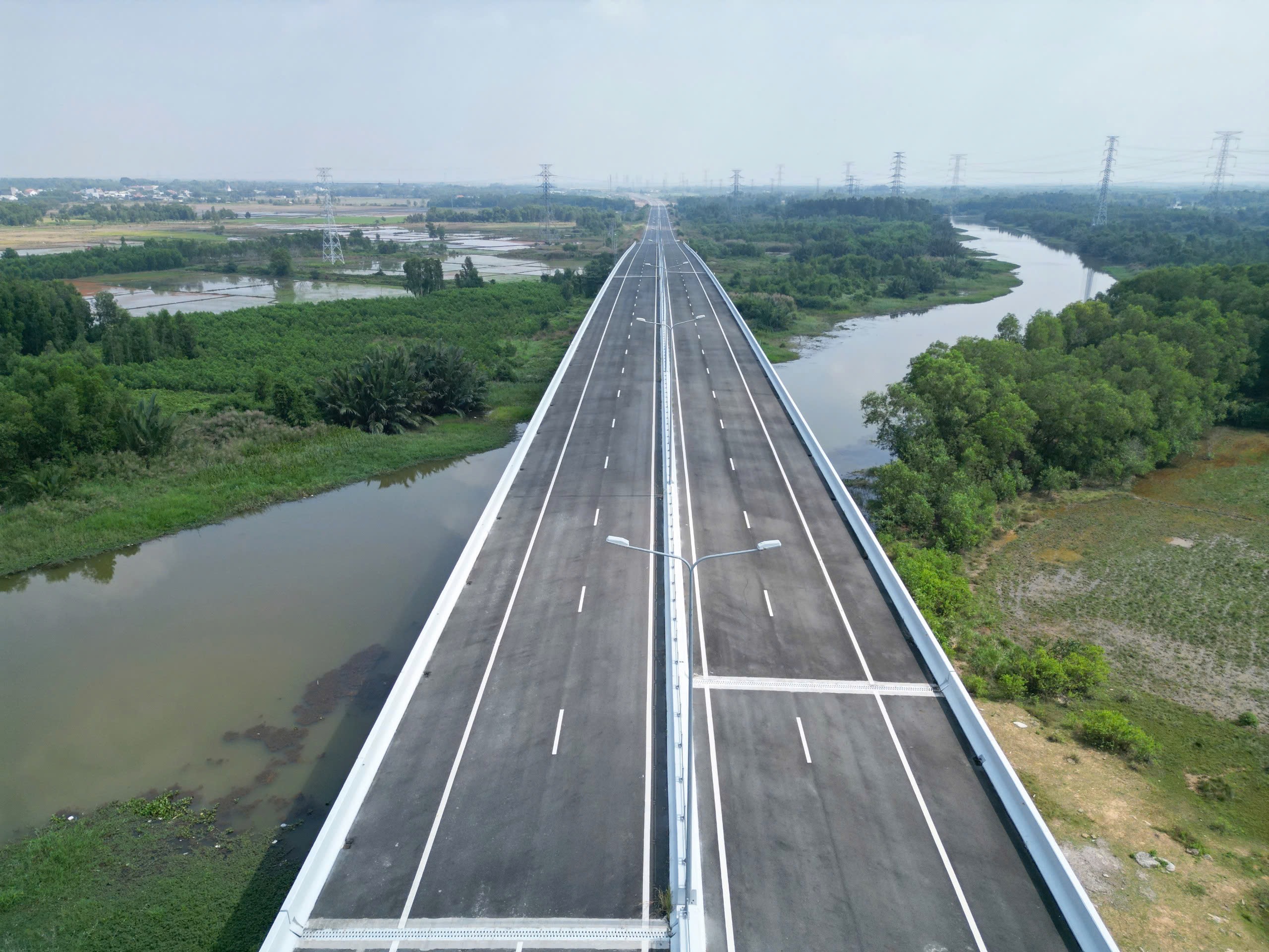 Cao tốc Bến Lức - Long Th&agrave;nh xong 55km trục ch&iacute;nh, chờ cầu v&agrave; n&uacute;t giao để th&ocirc;ng to&agrave;n tuyến- Ảnh 11.