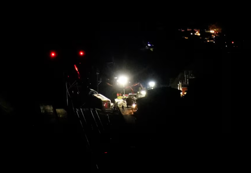 Tai nạn t&agrave;u cao tốc ở T&acirc;y Ban Nha: Huy động m&aacute;y m&oacute;c hạng nặng t&igrave;m thi thể nạn nh&acirc;n- Ảnh 1.