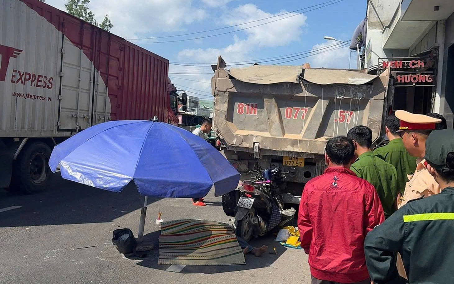 Gia Lai: T&ocirc;ng v&agrave;o xe tải đỗ b&ecirc;n đường, người phụ nữ tử vong thương t&acirc;m