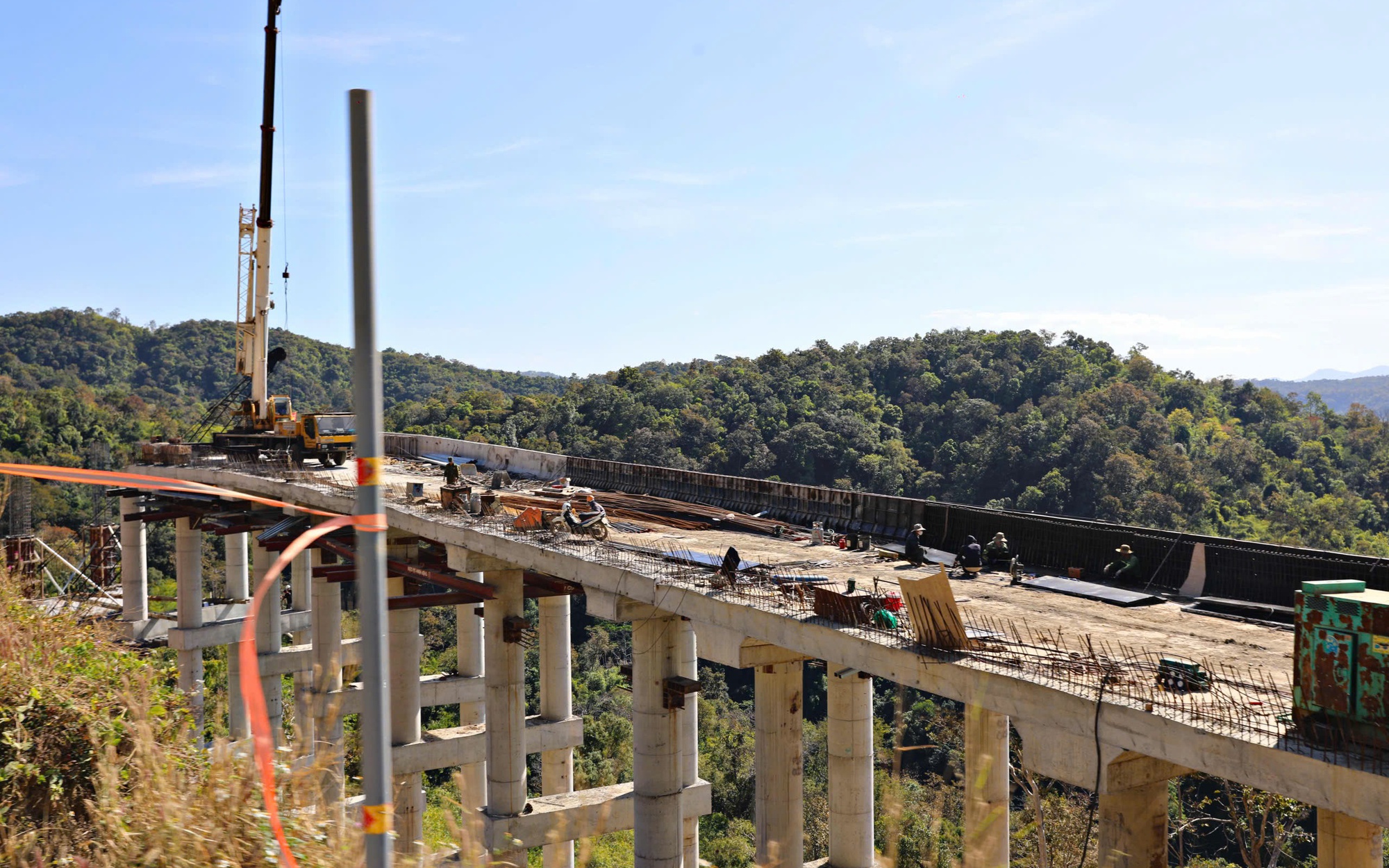 Lâm Đồng lập tổ kiểm tra công vụ, xử lý hồ sơ đất đai trễ hẹn- Ảnh 2. Lâm Đồng: Quốc lộ 28B nối Đà Lạt - Phan Thiết (cũ) chỉ còn vướng khoảng 1km mặt bằng