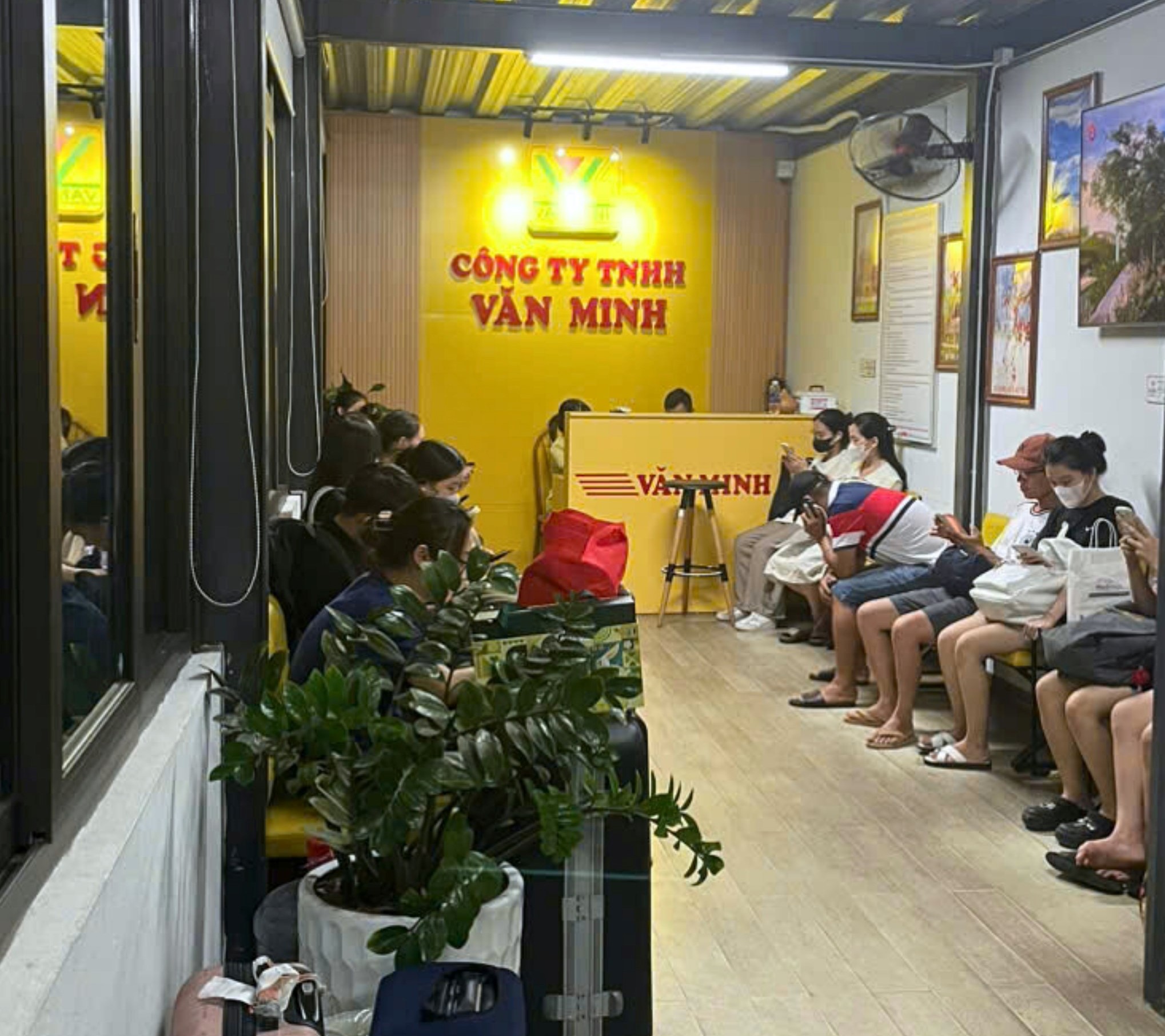 Thị trường v&eacute; xe Tết 2026 tại H&agrave; Tĩnh s&ocirc;i động từ sớm- Ảnh 1.