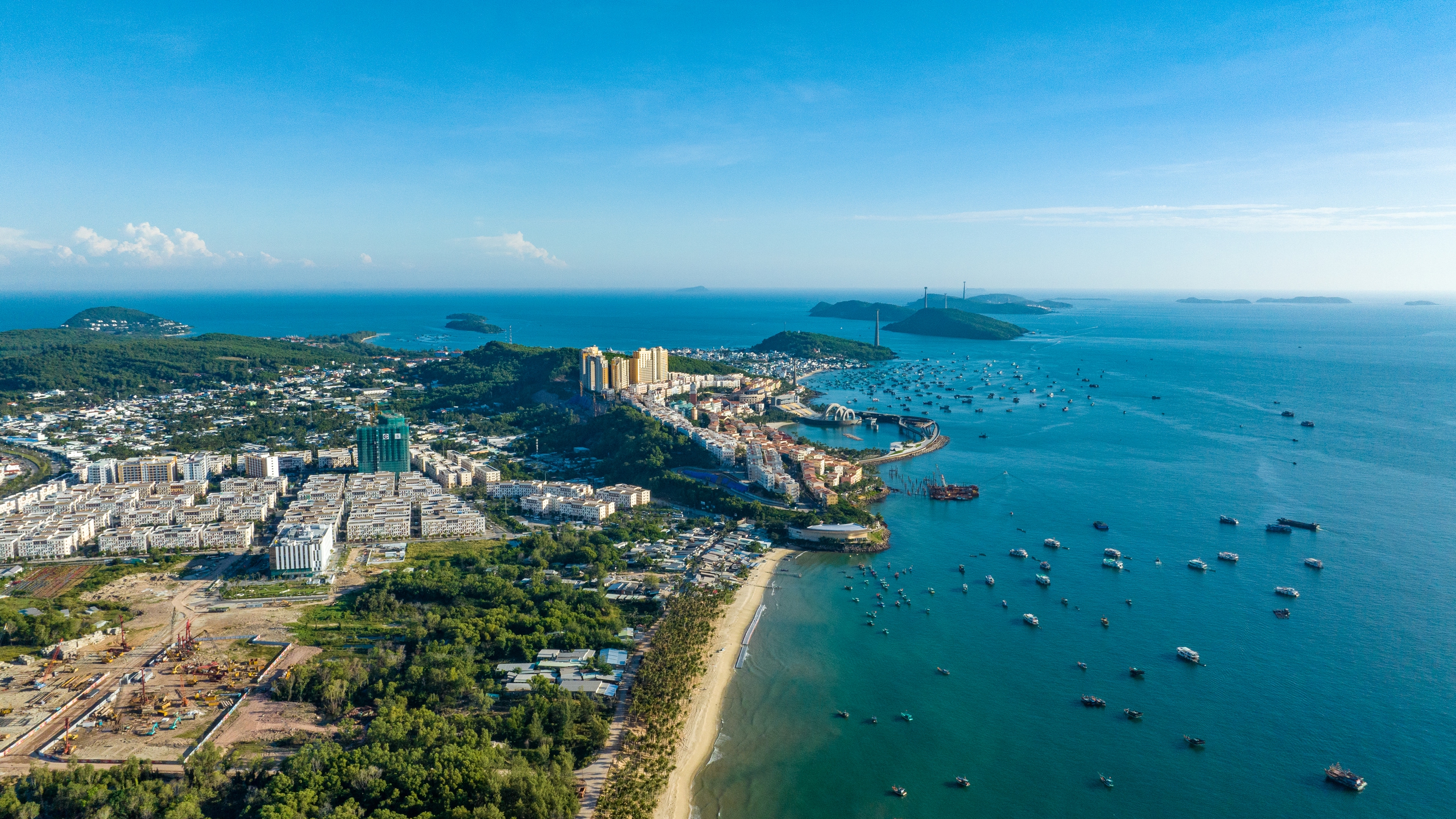 Ngắm c&aacute;c c&ocirc;ng tr&igrave;nh trọng điểm phục vụ APEC đang h&igrave;nh th&agrave;nh ở Ph&uacute; Quốc- Ảnh 1.