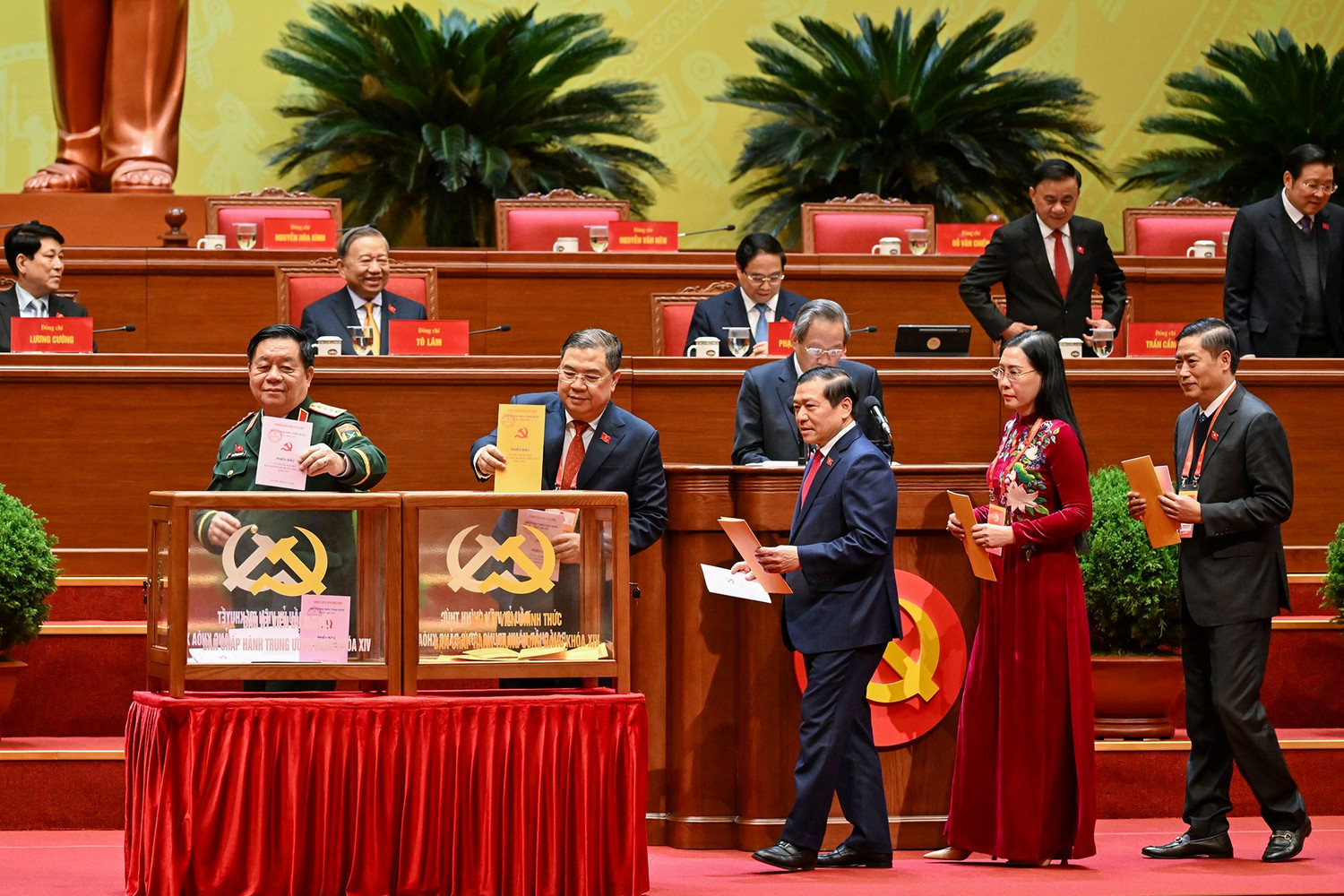 Ch&ugrave;m ảnh: Bỏ phiếu bầu Ban Chấp h&agrave;nh Trung ương Đảng kh&oacute;a XIV- Ảnh 14.