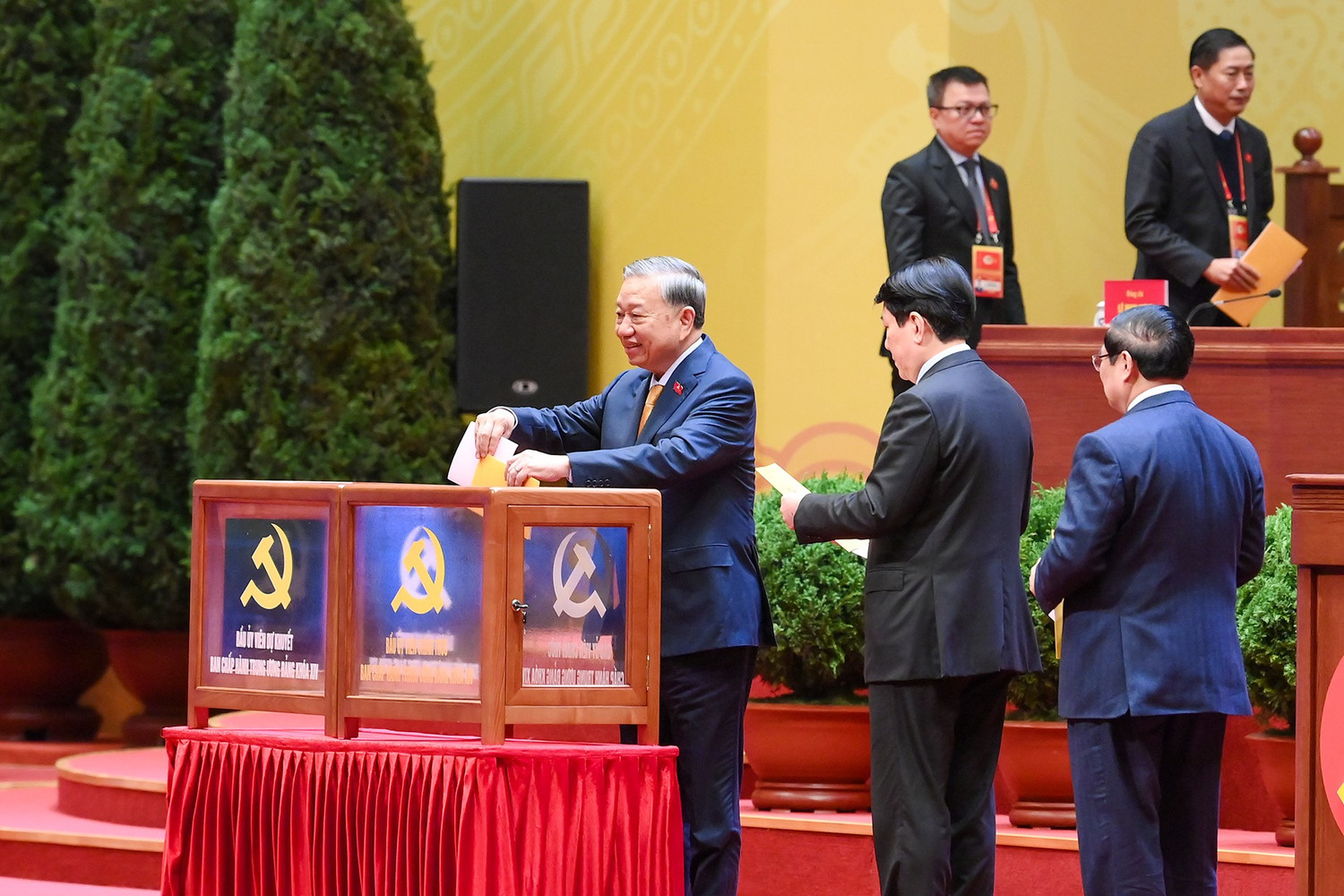 Ch&ugrave;m ảnh: Bỏ phiếu bầu Ban Chấp h&agrave;nh Trung ương Đảng kh&oacute;a XIV- Ảnh 7.