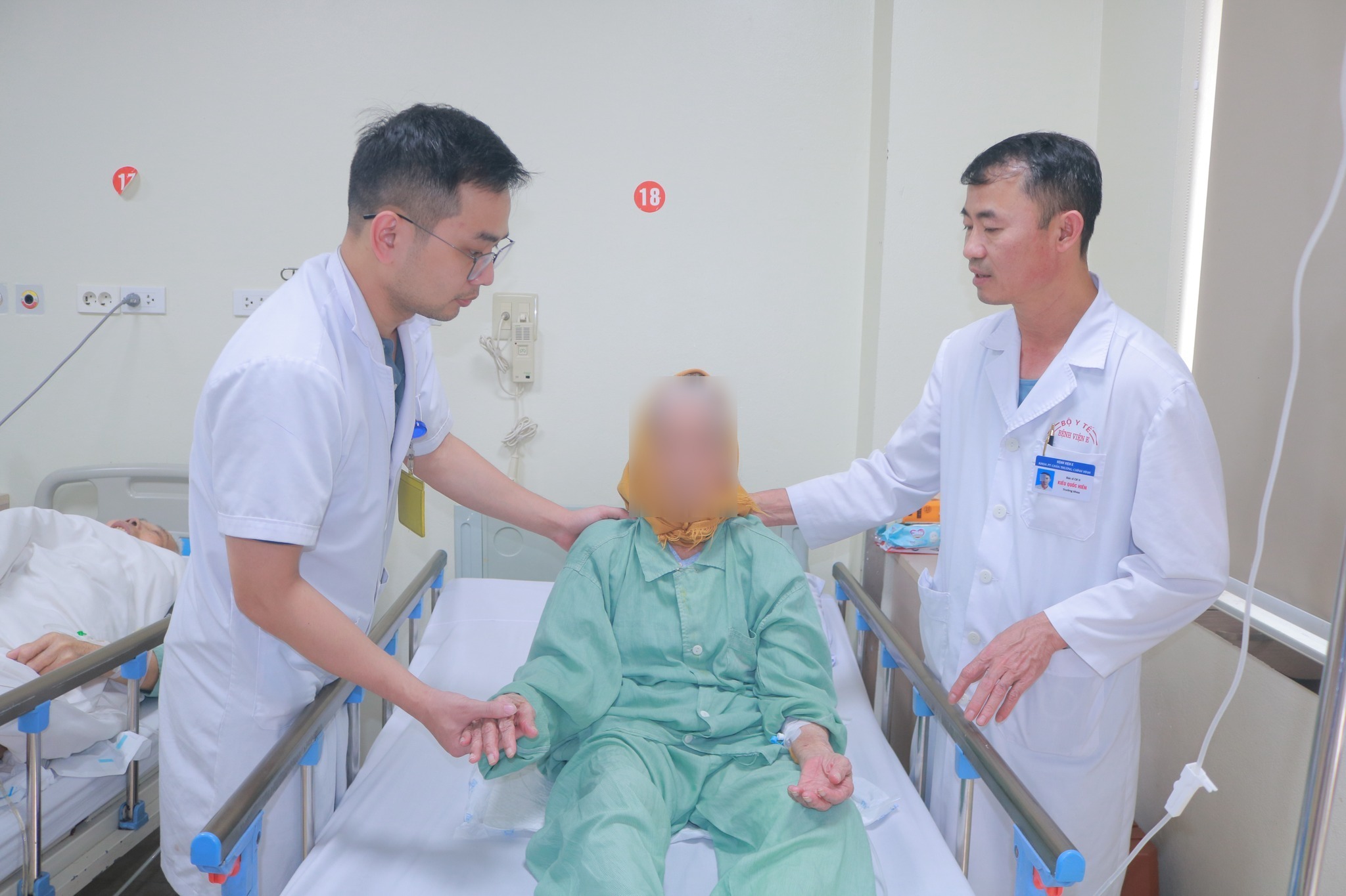 Thay khớp háng thành công cho cụ bà 104 tuổi- Ảnh 1. Thay khớp háng thành công cho cụ bà 104 tuổi- Ảnh 1.