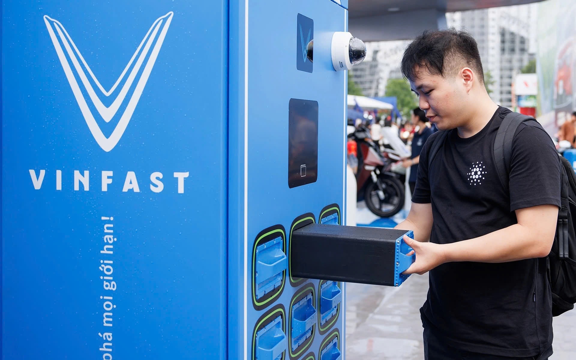 TP.HCM cấp phép 91 vị trí tủ đổi pin xe máy điện, công bố thêm 101 điểm đủ điều kiện- Ảnh 3. Lắp tủ đổi pin xe máy điện ở TP.HCM: Doanh nghiệp phải đáp ứng loạt yêu cầu nghiêm ngặt