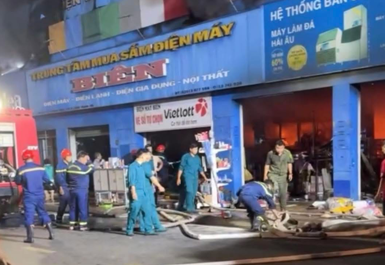 Ch&aacute;y lớn cửa h&agrave;ng điện m&aacute;y ở Đồng Nai, 2 người tử vong- Ảnh 3.