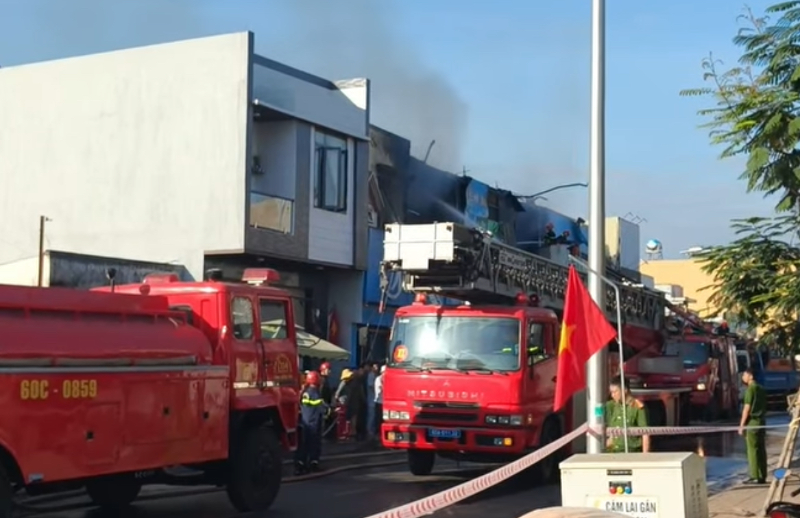 Ch&aacute;y lớn cửa h&agrave;ng điện m&aacute;y ở Đồng Nai, 2 người tử vong- Ảnh 4.