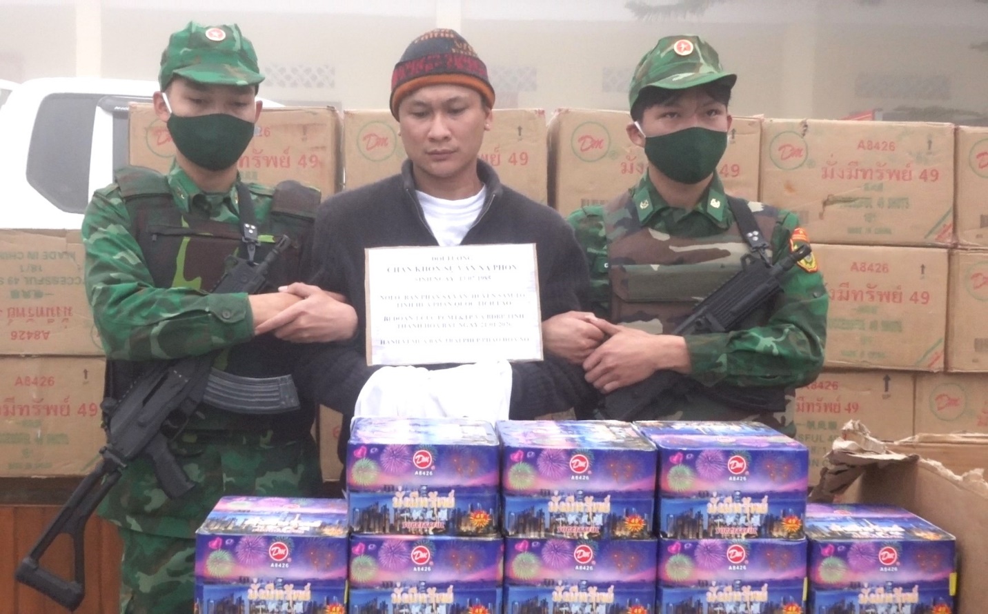 Thanh Ho&aacute;: Bắt giữ hơn 1 tấn ph&aacute;o hoa nổ từ L&agrave;o mang về Việt Nam ti&ecirc;u thụ- Ảnh 1.