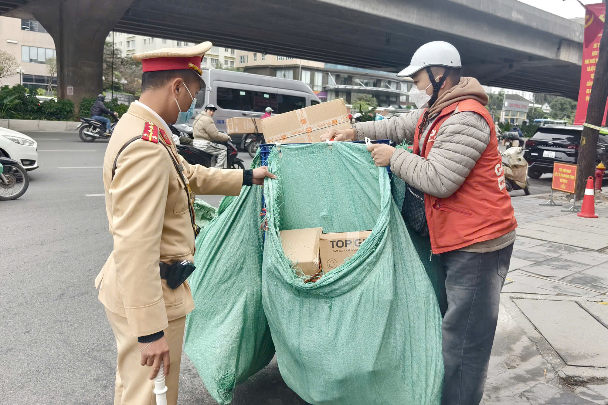 CSGT H&agrave; Nội xử l&yacute; h&agrave;ng loạt shipper che biển số n&eacute; phạt nguội- Ảnh 2.