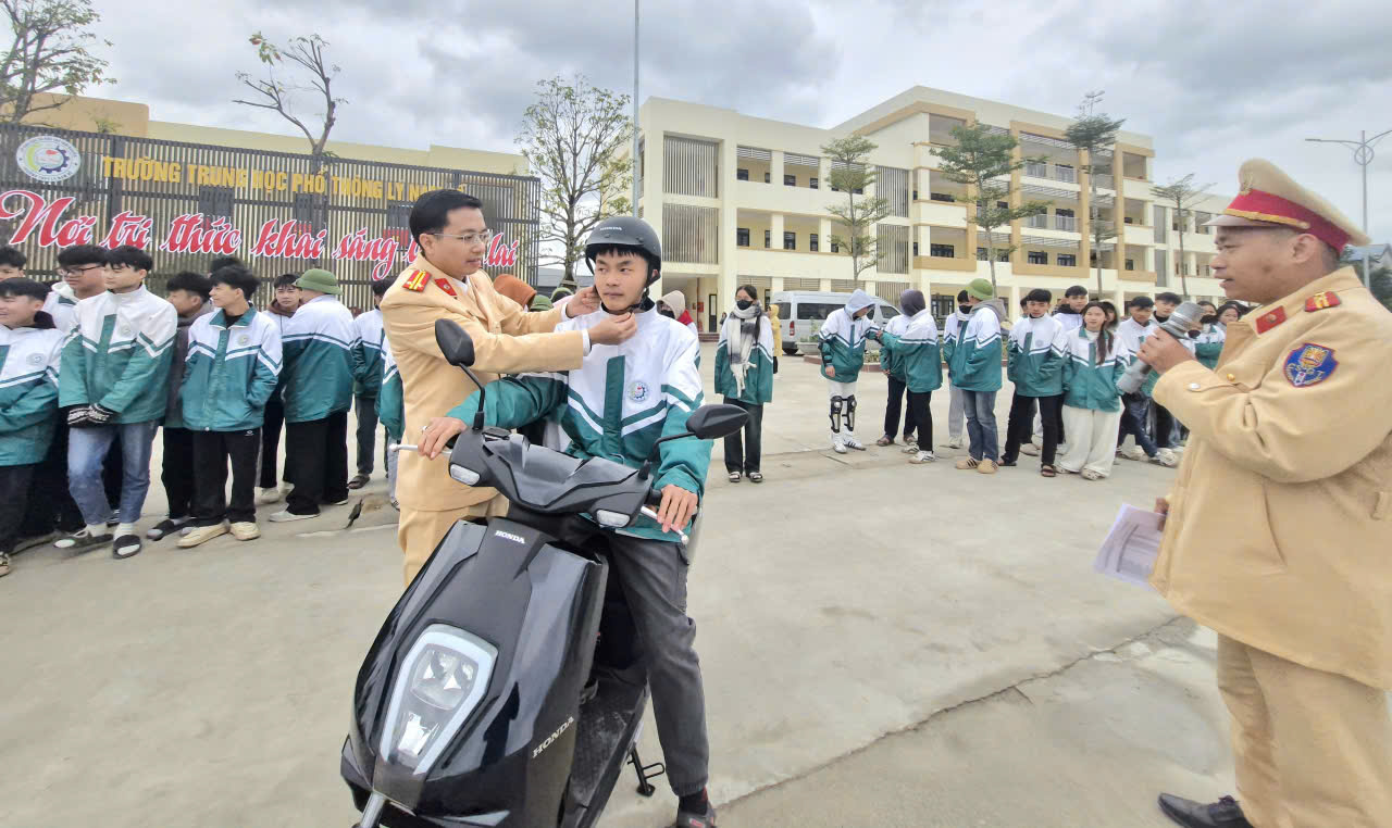 Kh&ocirc;ng ngại mưa r&eacute;t, h&agrave;ng ngh&igrave;n học sinh tham gia buổi học đặc biệt c&ugrave;ng CSGT Th&aacute;i Nguy&ecirc;n- Ảnh 9.
