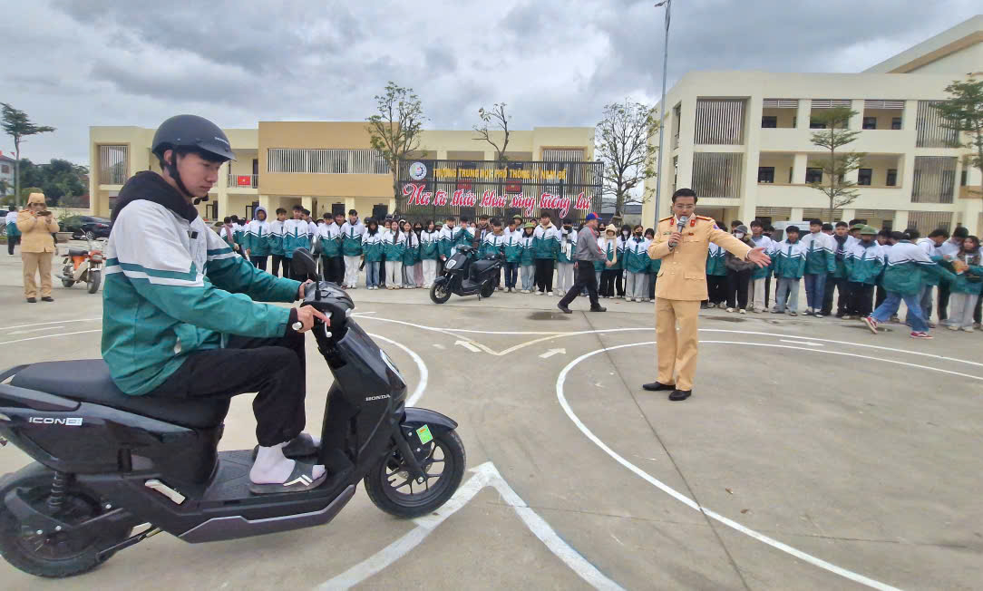 Kh&ocirc;ng ngại mưa r&eacute;t, h&agrave;ng ngh&igrave;n học sinh tham gia buổi học đặc biệt c&ugrave;ng CSGT Th&aacute;i Nguy&ecirc;n- Ảnh 13.