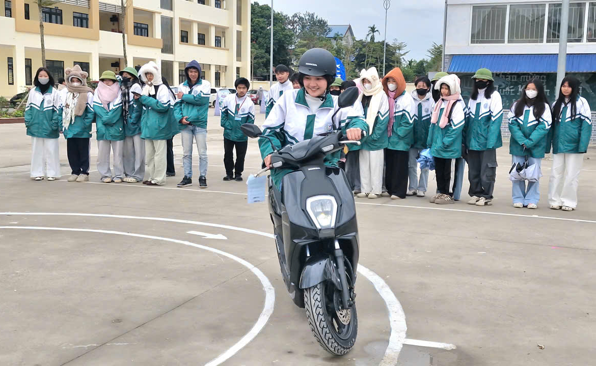 Kh&ocirc;ng ngại mưa r&eacute;t, h&agrave;ng ngh&igrave;n học sinh tham gia buổi học đặc biệt c&ugrave;ng CSGT Th&aacute;i Nguy&ecirc;n- Ảnh 12.