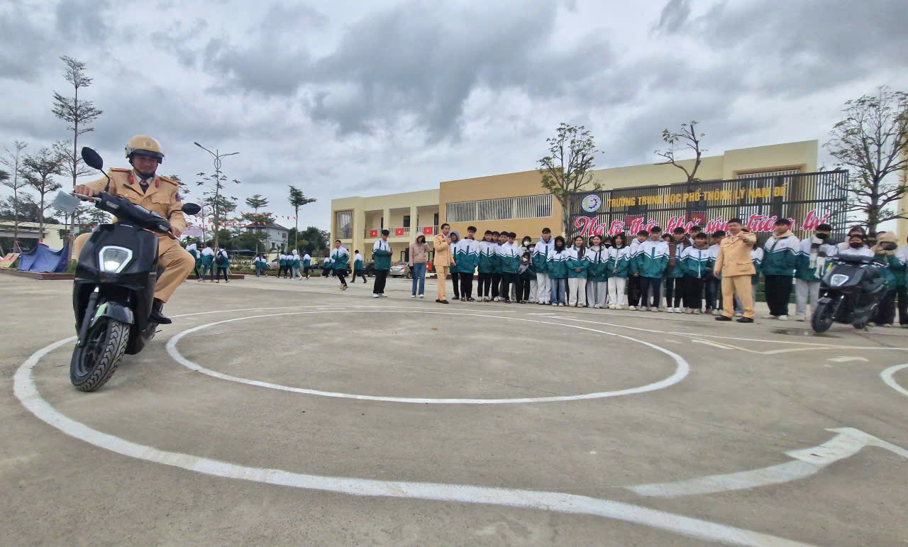 Kh&ocirc;ng ngại mưa r&eacute;t, h&agrave;ng ngh&igrave;n học sinh tham gia buổi học đặc biệt c&ugrave;ng CSGT Th&aacute;i Nguy&ecirc;n- Ảnh 8.