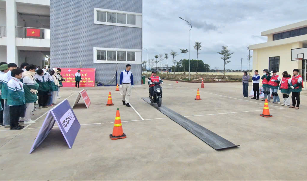 Kh&ocirc;ng ngại mưa r&eacute;t, h&agrave;ng ngh&igrave;n học sinh tham gia buổi học đặc biệt c&ugrave;ng CSGT Th&aacute;i Nguy&ecirc;n- Ảnh 10.