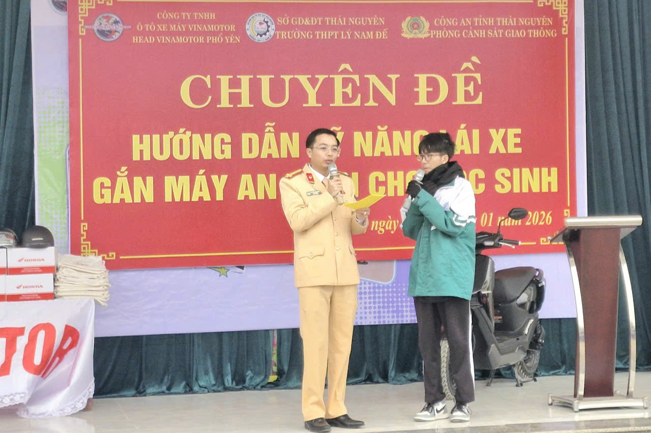 Kh&ocirc;ng ngại mưa r&eacute;t, h&agrave;ng ngh&igrave;n học sinh tham gia buổi học đặc biệt c&ugrave;ng CSGT Th&aacute;i Nguy&ecirc;n- Ảnh 14.
