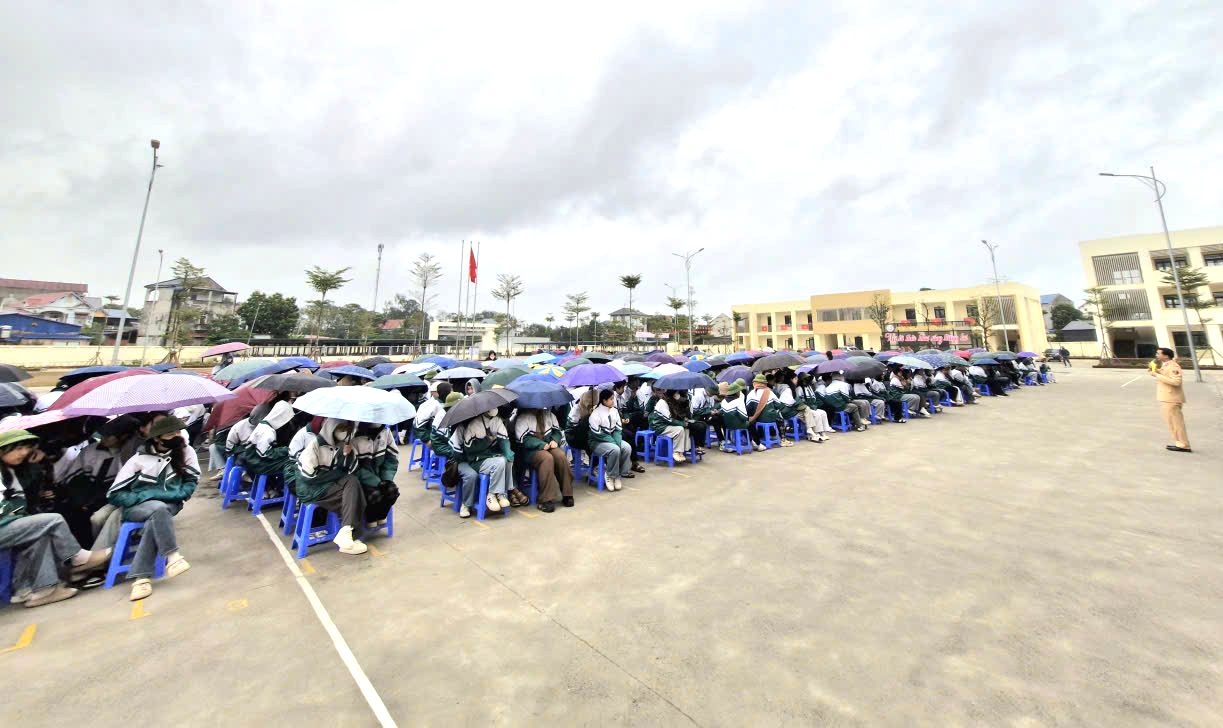 Kh&ocirc;ng ngại mưa r&eacute;t, h&agrave;ng ngh&igrave;n học sinh tham gia buổi học đặc biệt c&ugrave;ng CSGT Th&aacute;i Nguy&ecirc;n- Ảnh 4.