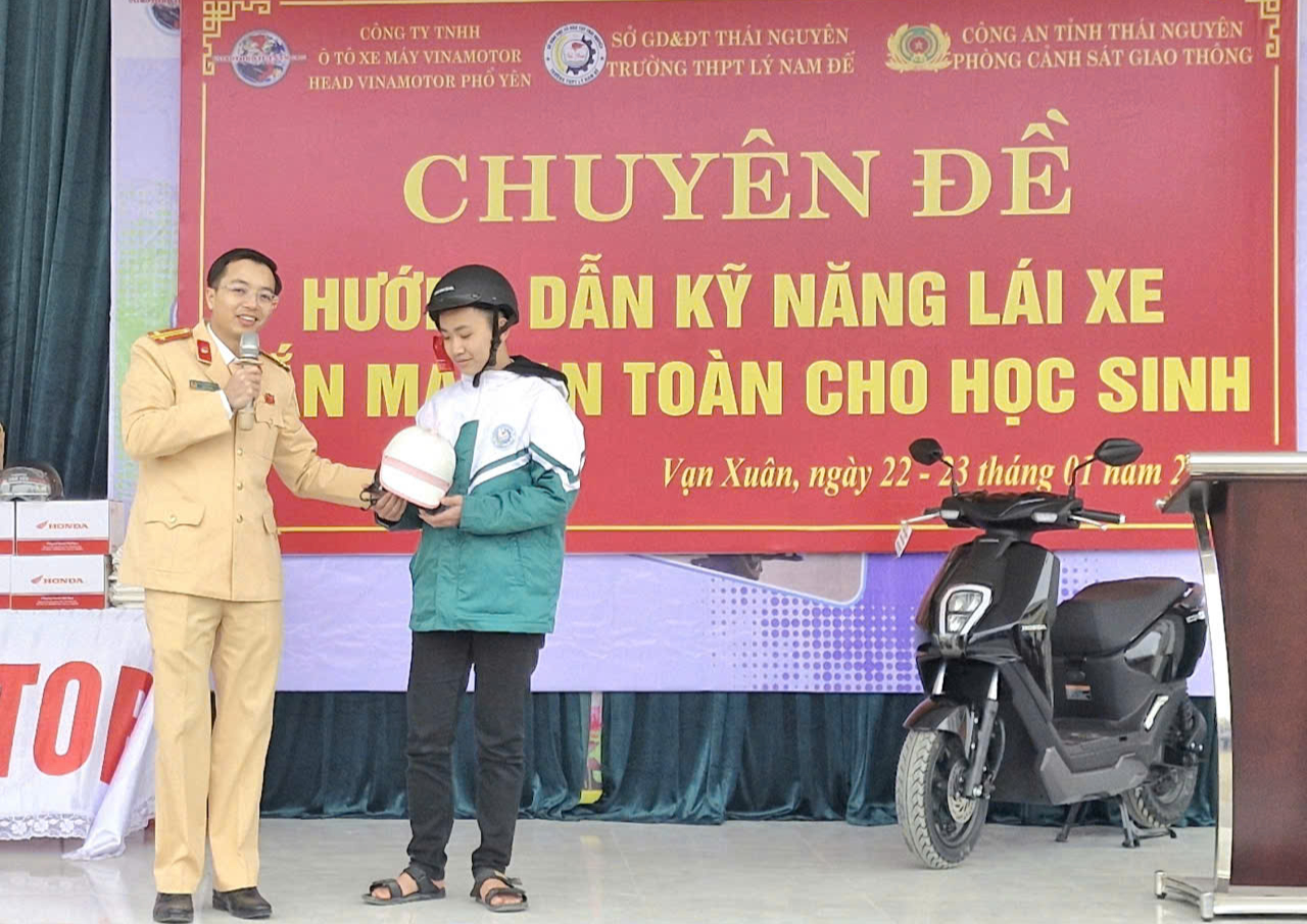 Kh&ocirc;ng ngại mưa r&eacute;t, h&agrave;ng ngh&igrave;n học sinh tham gia buổi học đặc biệt c&ugrave;ng CSGT Th&aacute;i Nguy&ecirc;n- Ảnh 6.