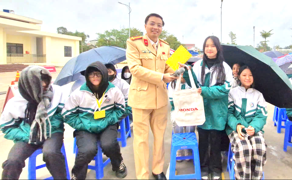 Kh&ocirc;ng ngại mưa r&eacute;t, h&agrave;ng ngh&igrave;n học sinh tham gia buổi học đặc biệt c&ugrave;ng CSGT Th&aacute;i Nguy&ecirc;n- Ảnh 15.